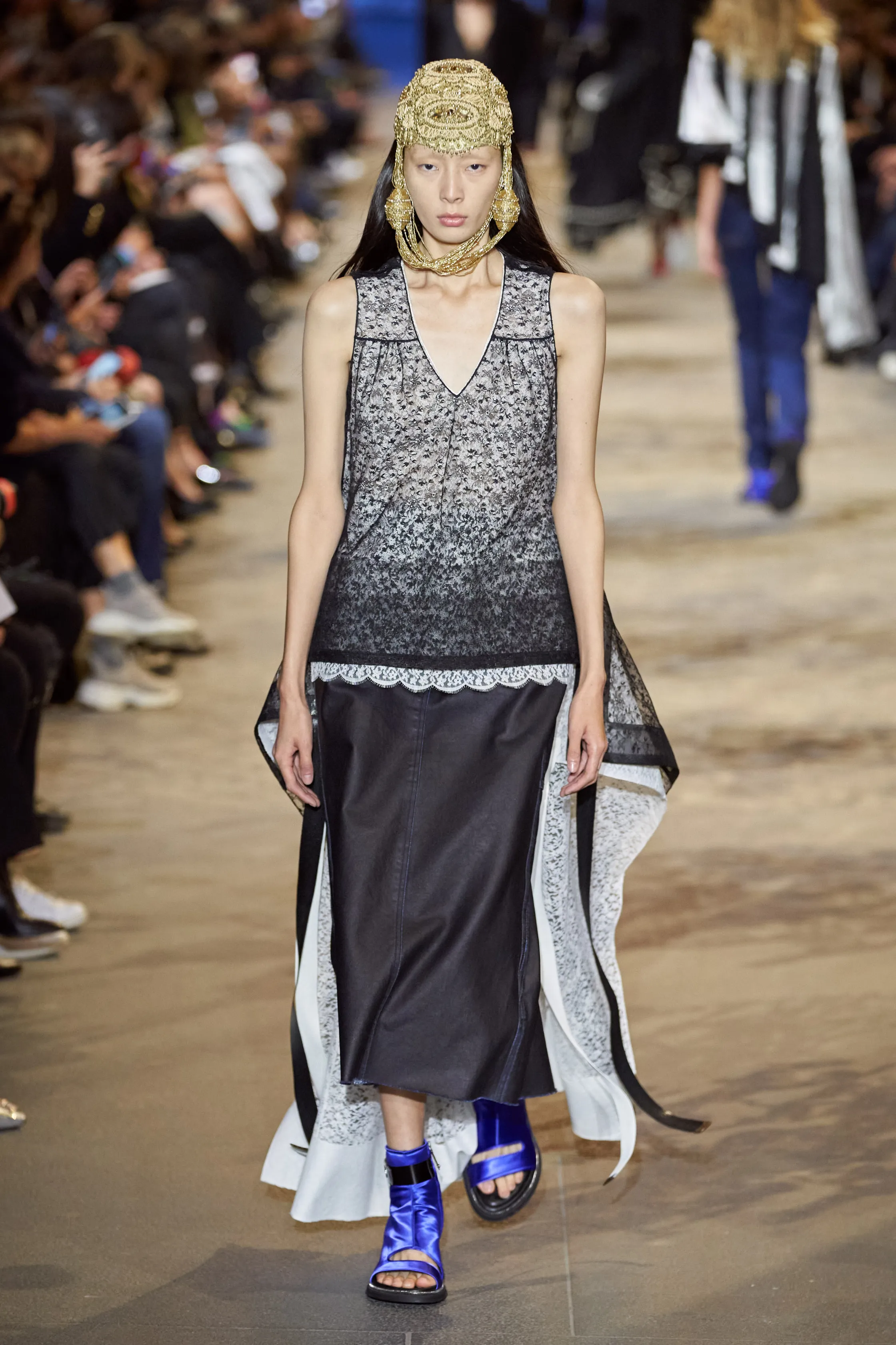 路易威登Louis Vuitton(LV)2022春夏系列女裝,披肩式的時尚