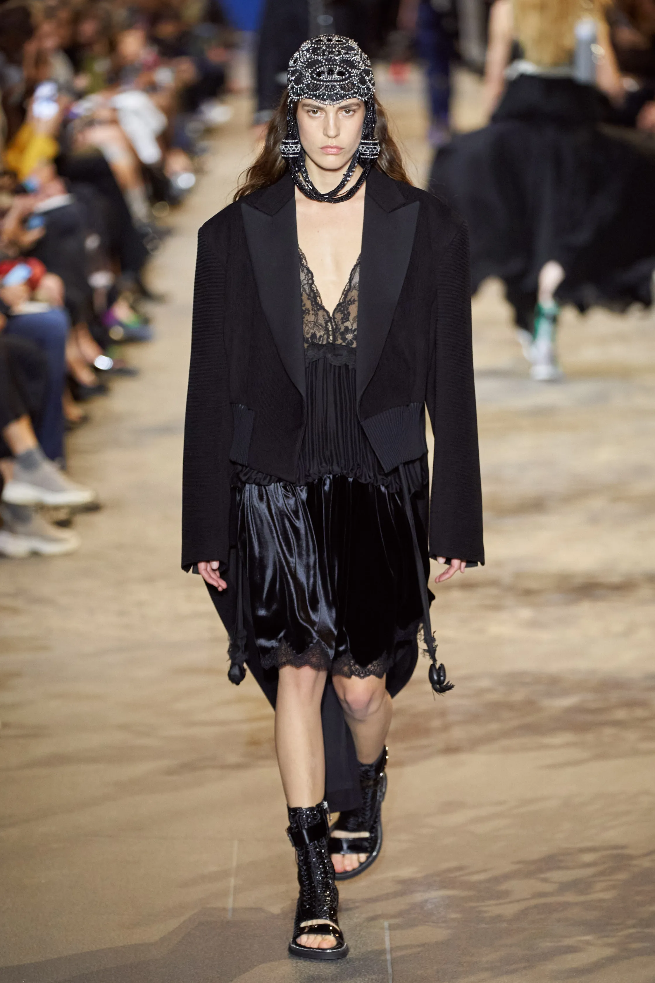路易威登Louis Vuitton(LV)2022春夏系列女裝,披肩式的時尚