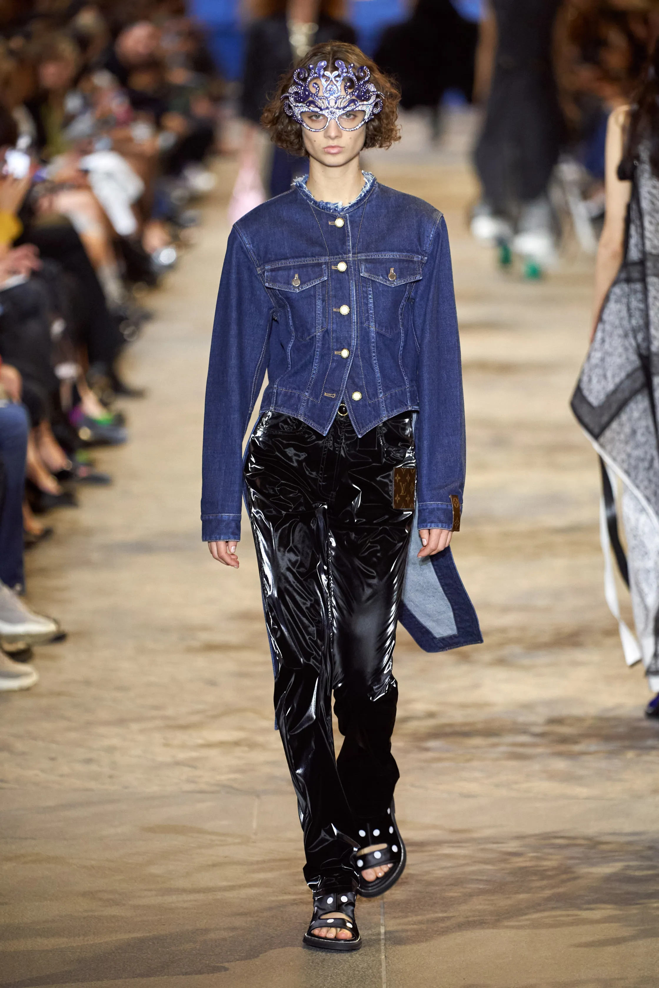 路易威登Louis Vuitton(LV)2022春夏系列女裝,披肩式的時尚