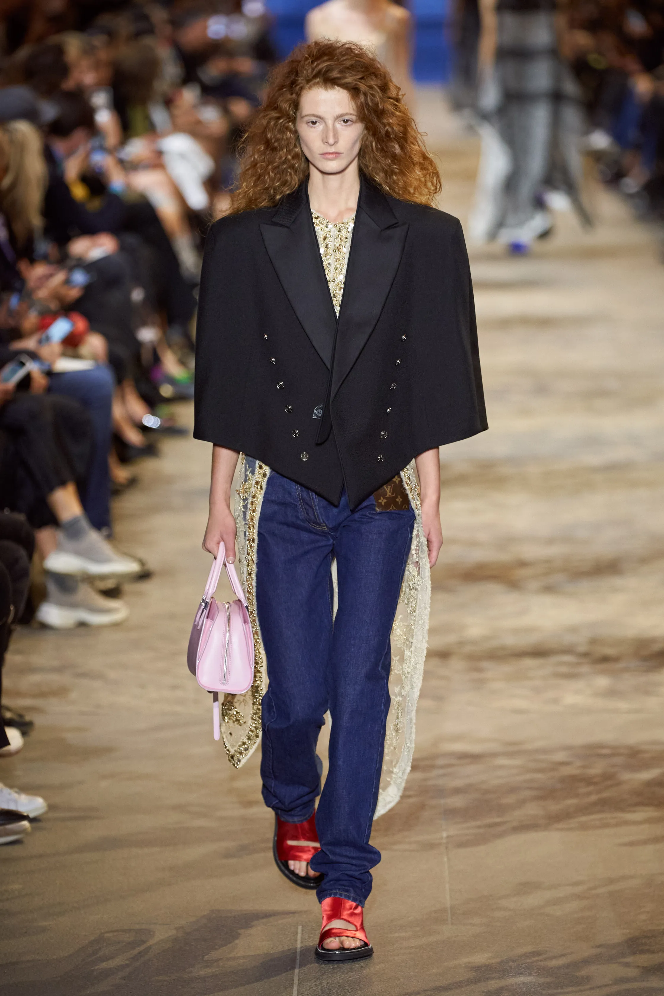 路易威登Louis Vuitton(LV)2022春夏系列女裝,披肩式的時尚