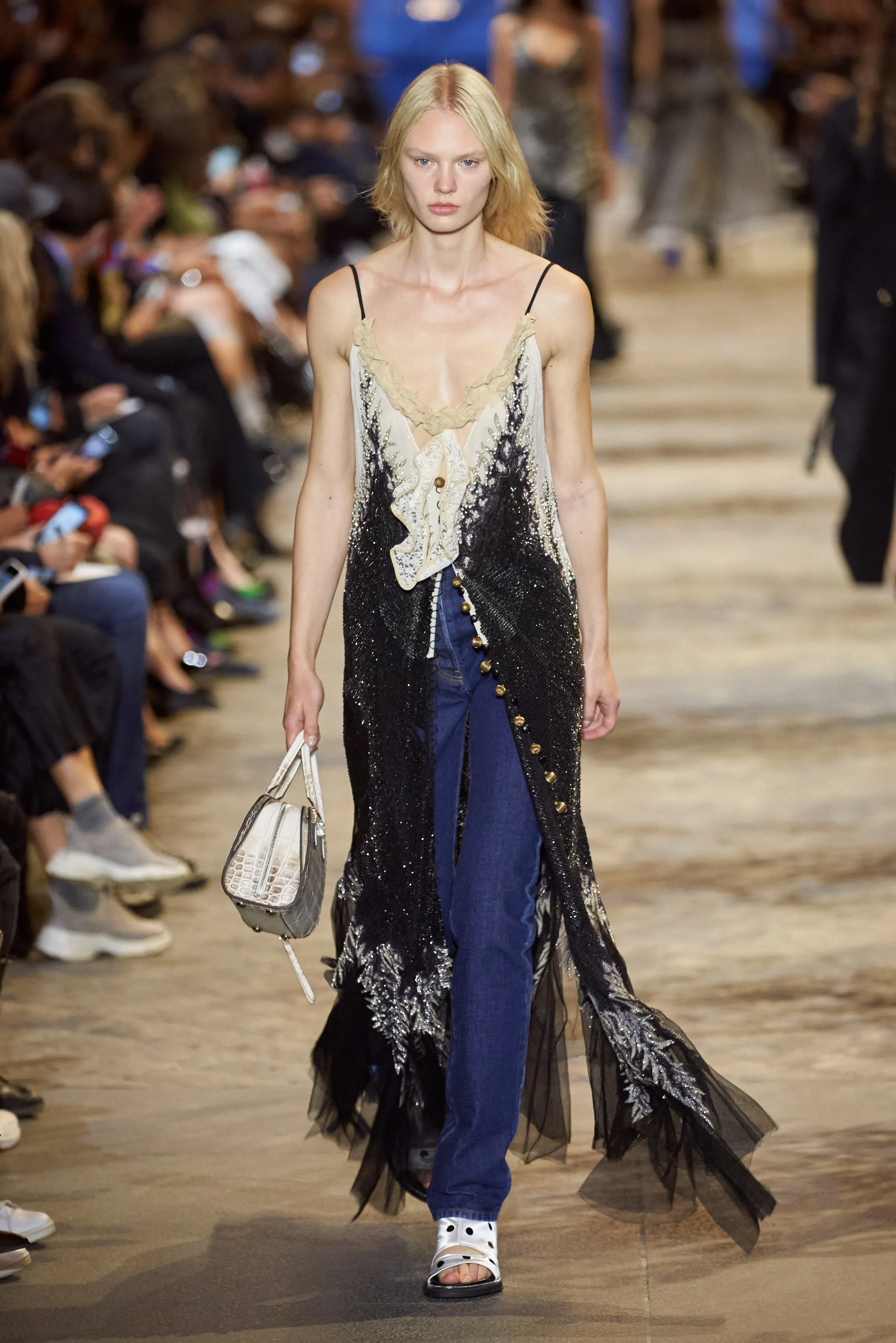 路易威登Louis Vuitton(LV)2022春夏系列女裝,披肩式的時尚