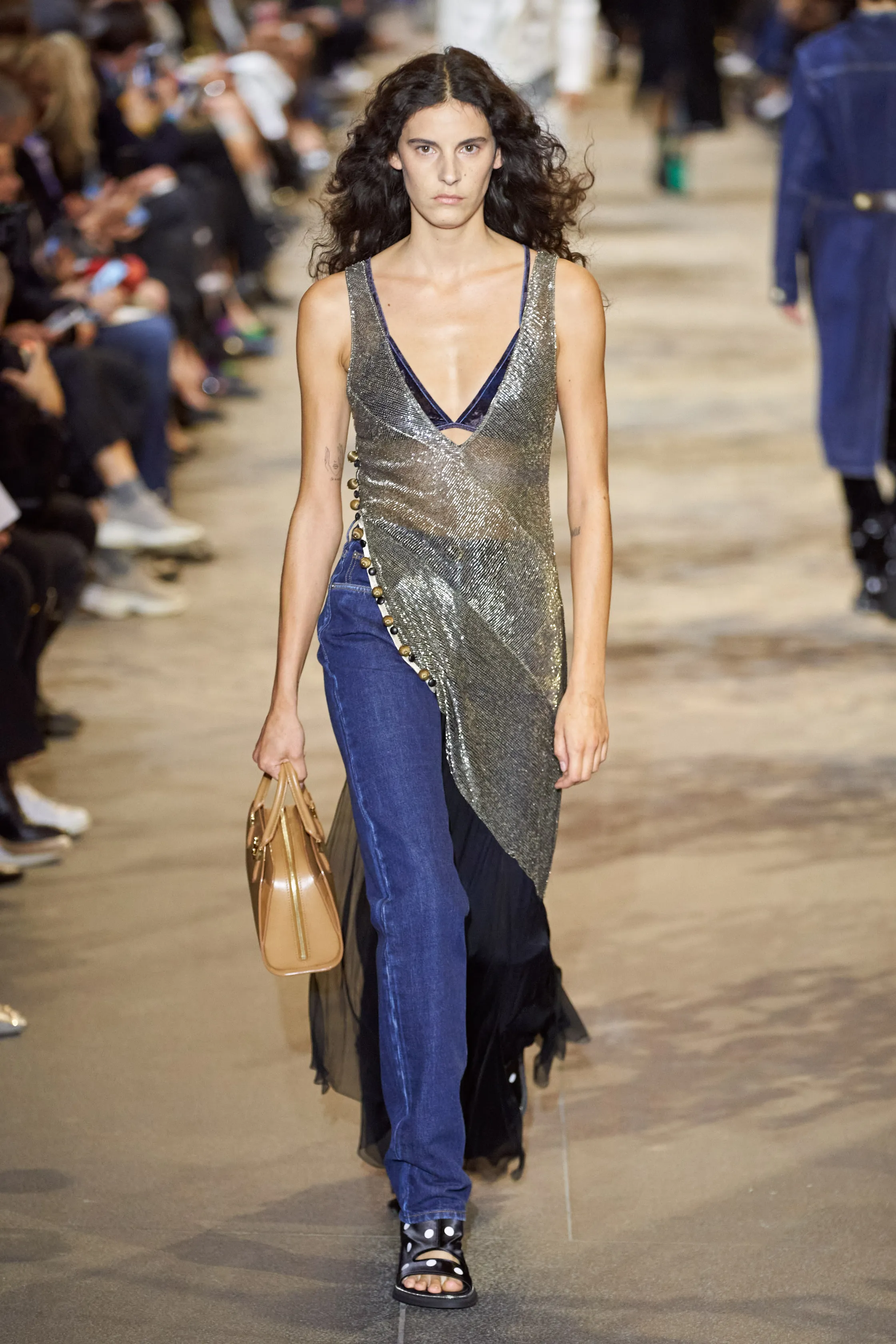 路易威登Louis Vuitton(LV)2022春夏系列女裝,披肩式的時尚