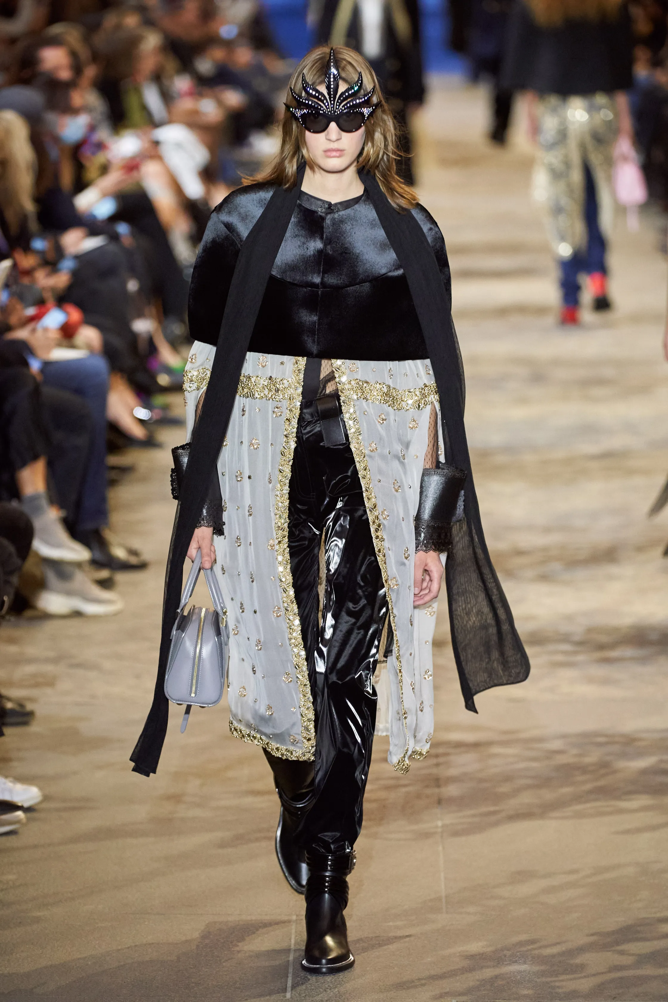 路易威登Louis Vuitton(LV)2022春夏系列女裝,披肩式的時尚