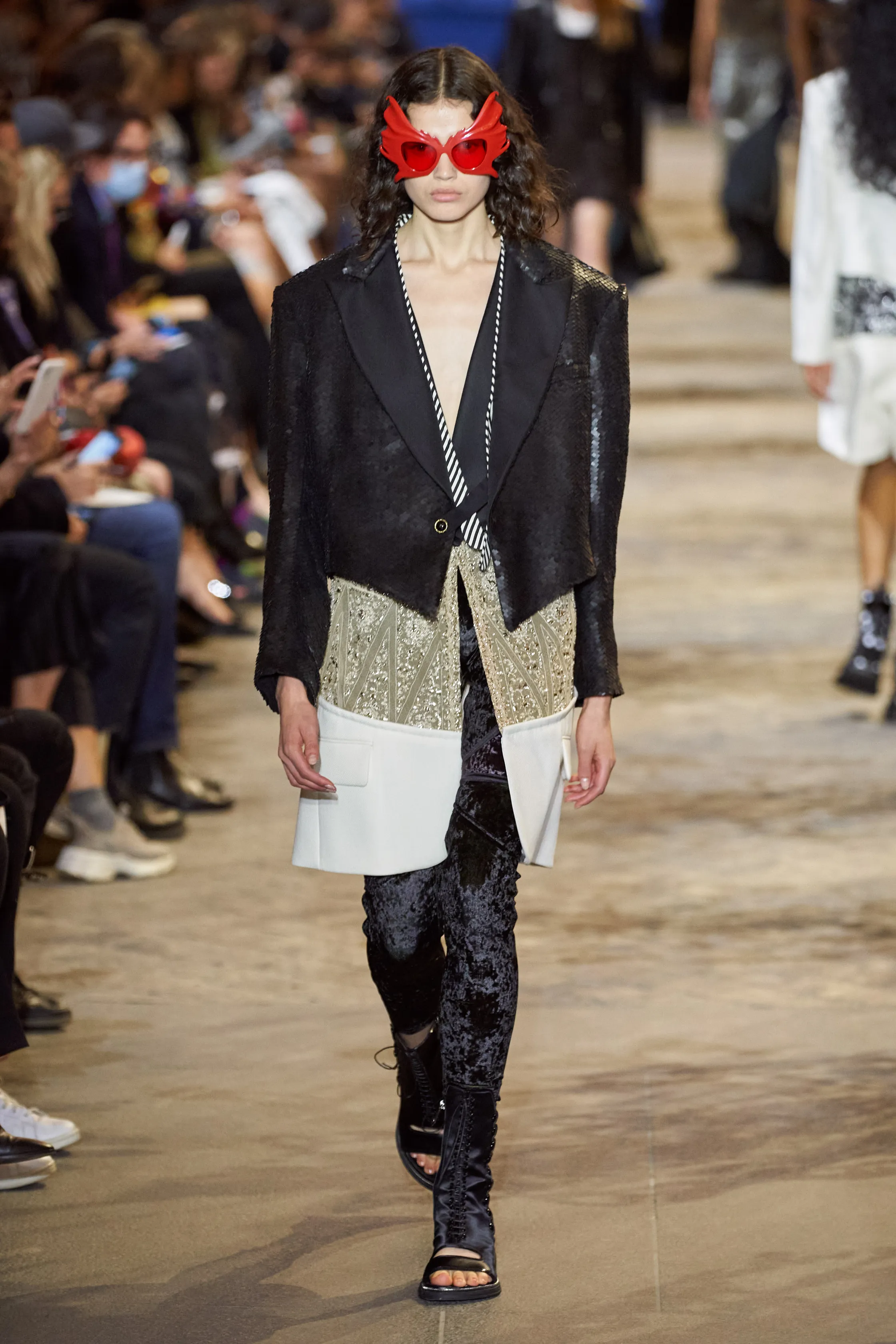 路易威登Louis Vuitton(LV)2022春夏系列女裝,披肩式的時尚