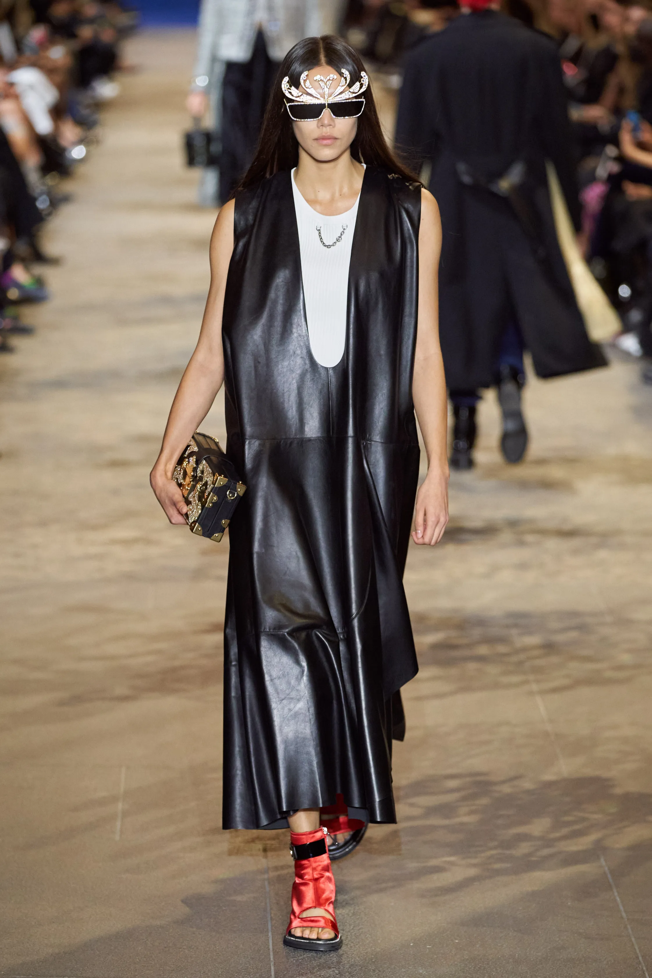 路易威登Louis Vuitton(LV)2022春夏系列女裝,披肩式的時尚