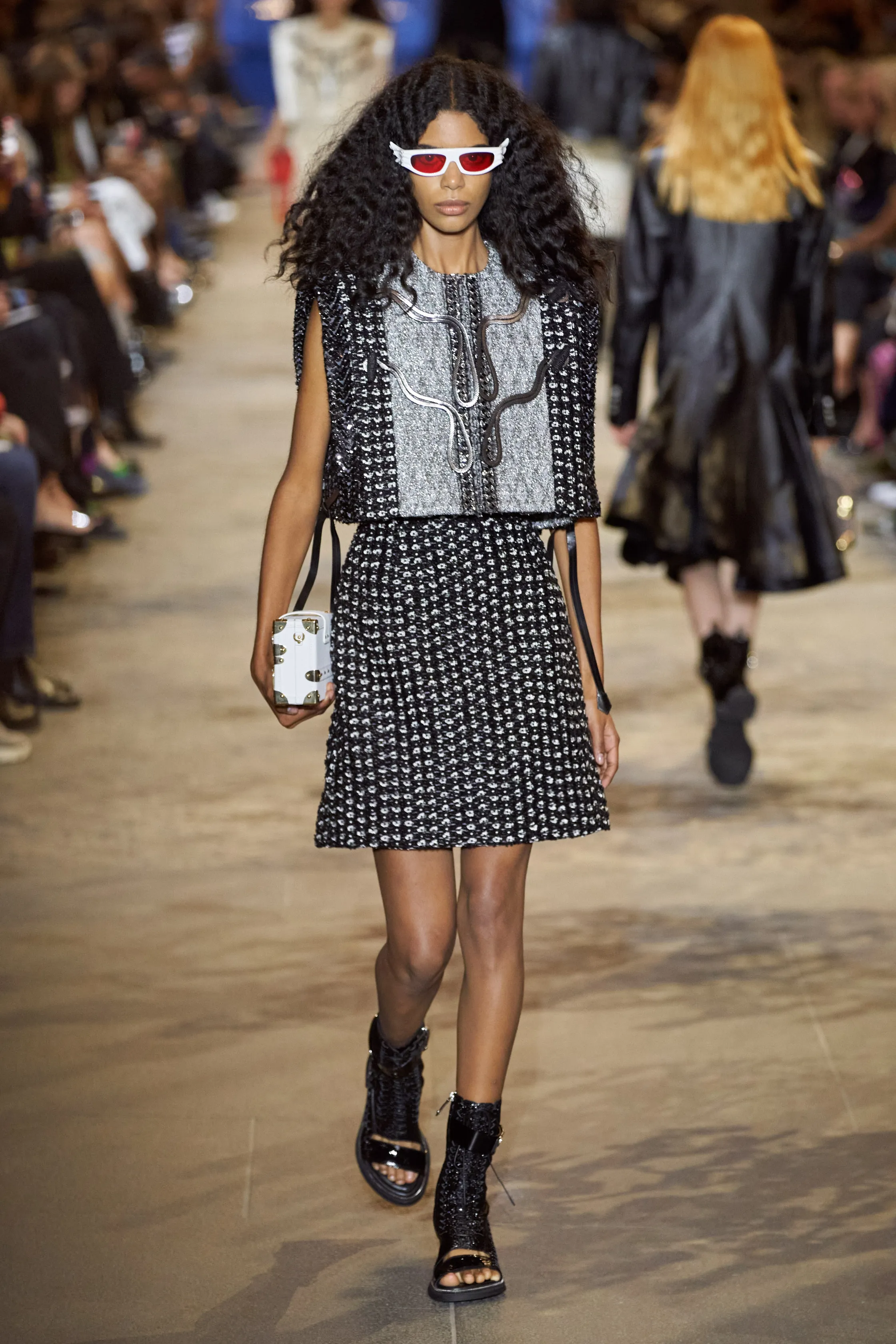 路易威登Louis Vuitton(LV)2022春夏系列女裝,披肩式的時尚