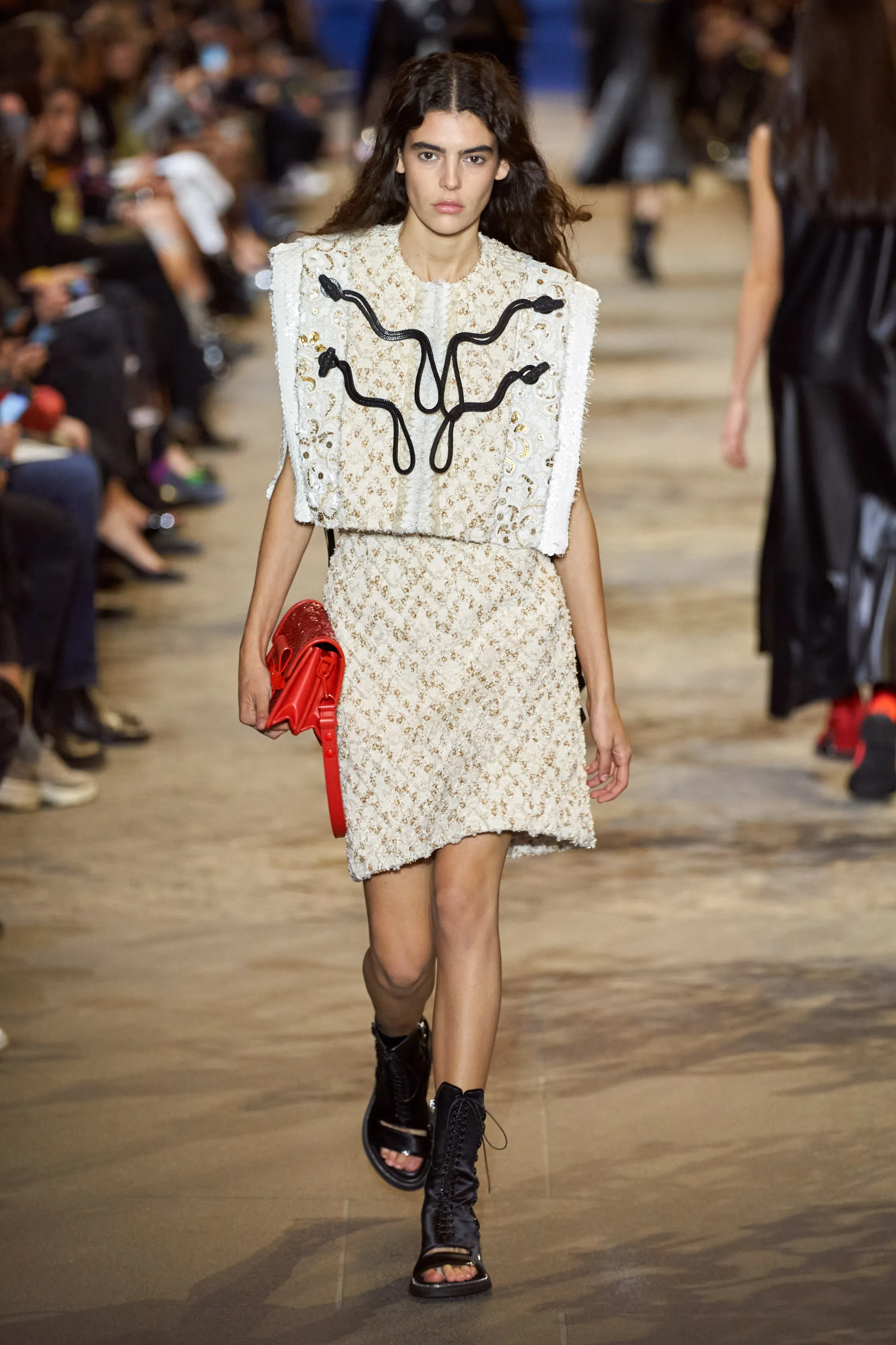 路易威登Louis Vuitton(LV)2022春夏系列女裝,披肩式的時尚