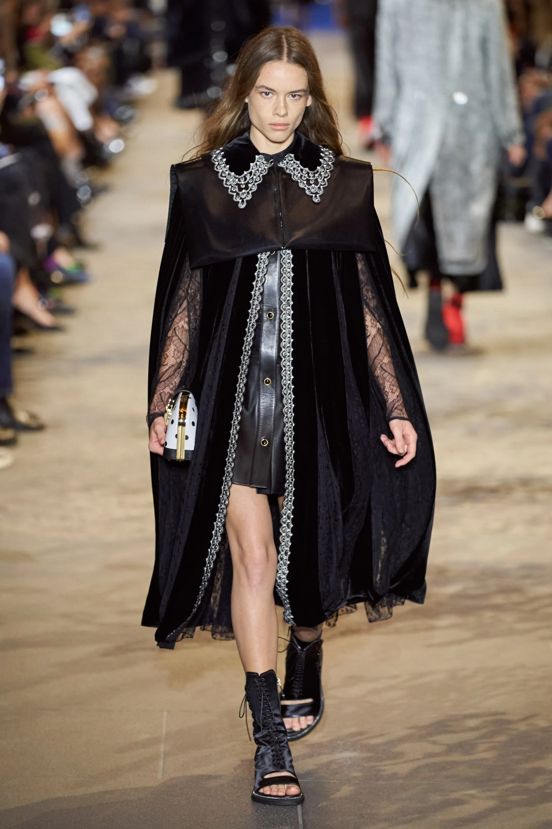 路易威登Louis Vuitton(LV)2022春夏系列女裝,披肩式的時尚