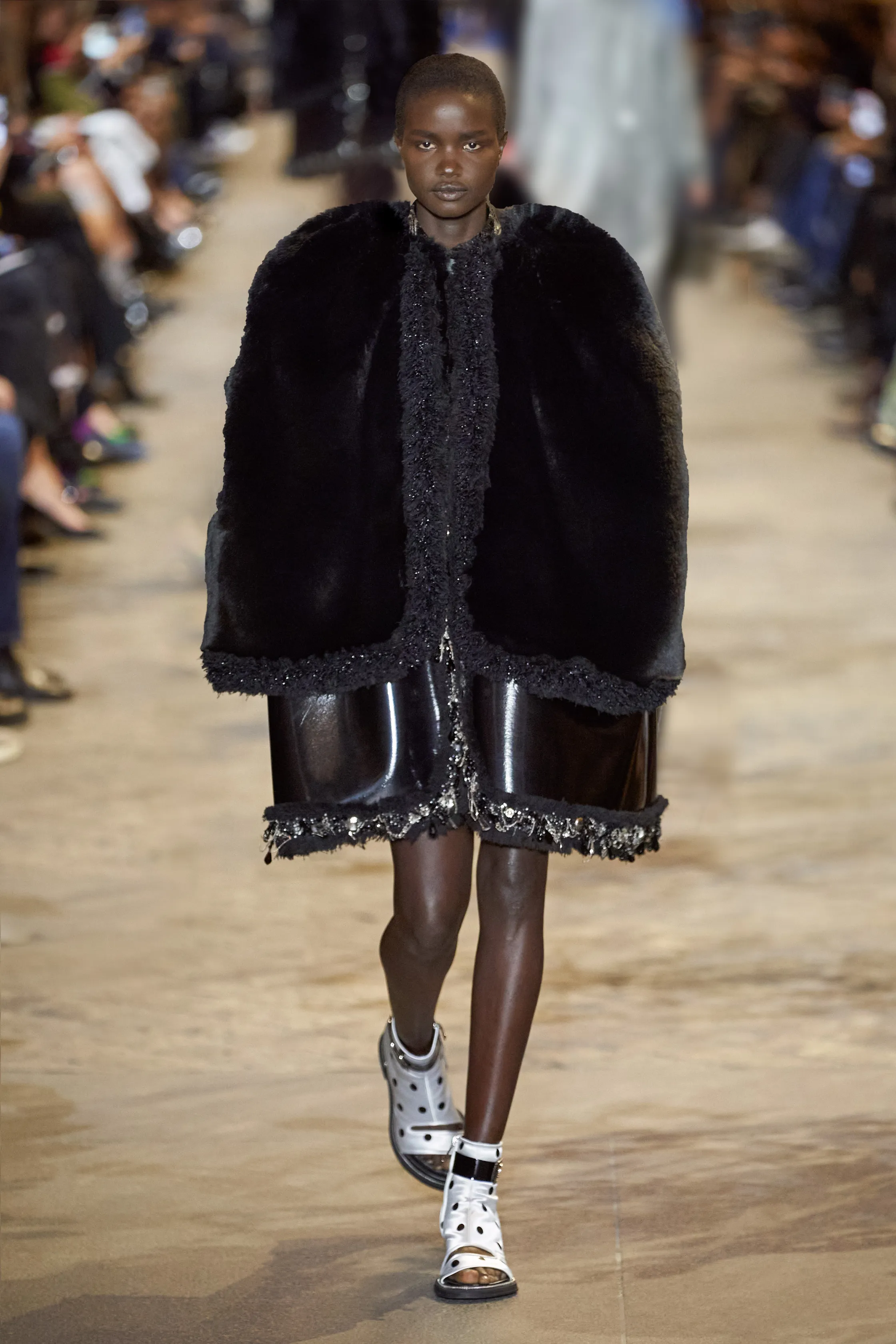 路易威登Louis Vuitton(LV)2022春夏系列女裝,披肩式的時尚