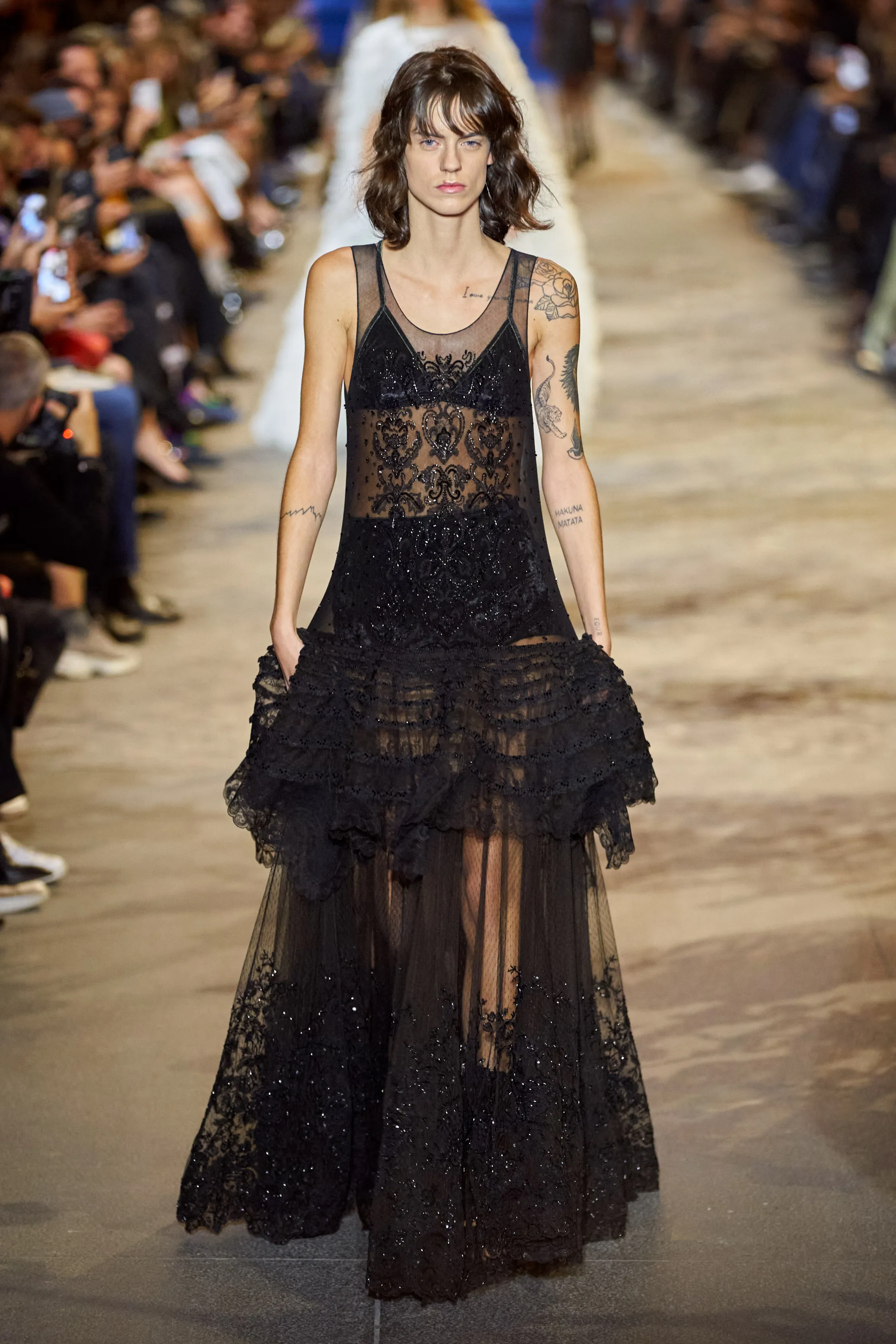 路易威登Louis Vuitton(LV)2022春夏系列女裝,披肩式的時尚