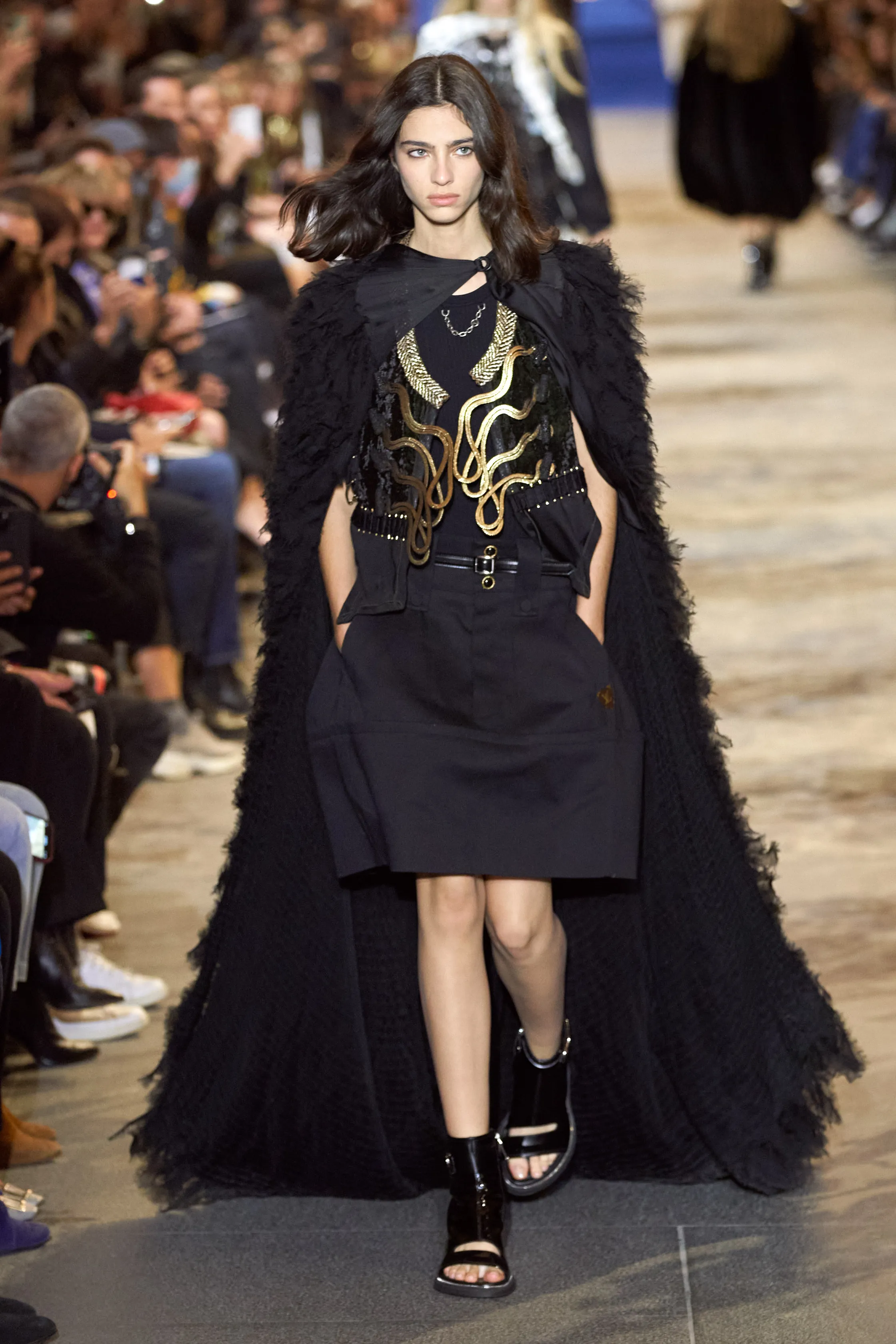 路易威登Louis Vuitton(LV)2022春夏系列女裝,披肩式的時尚