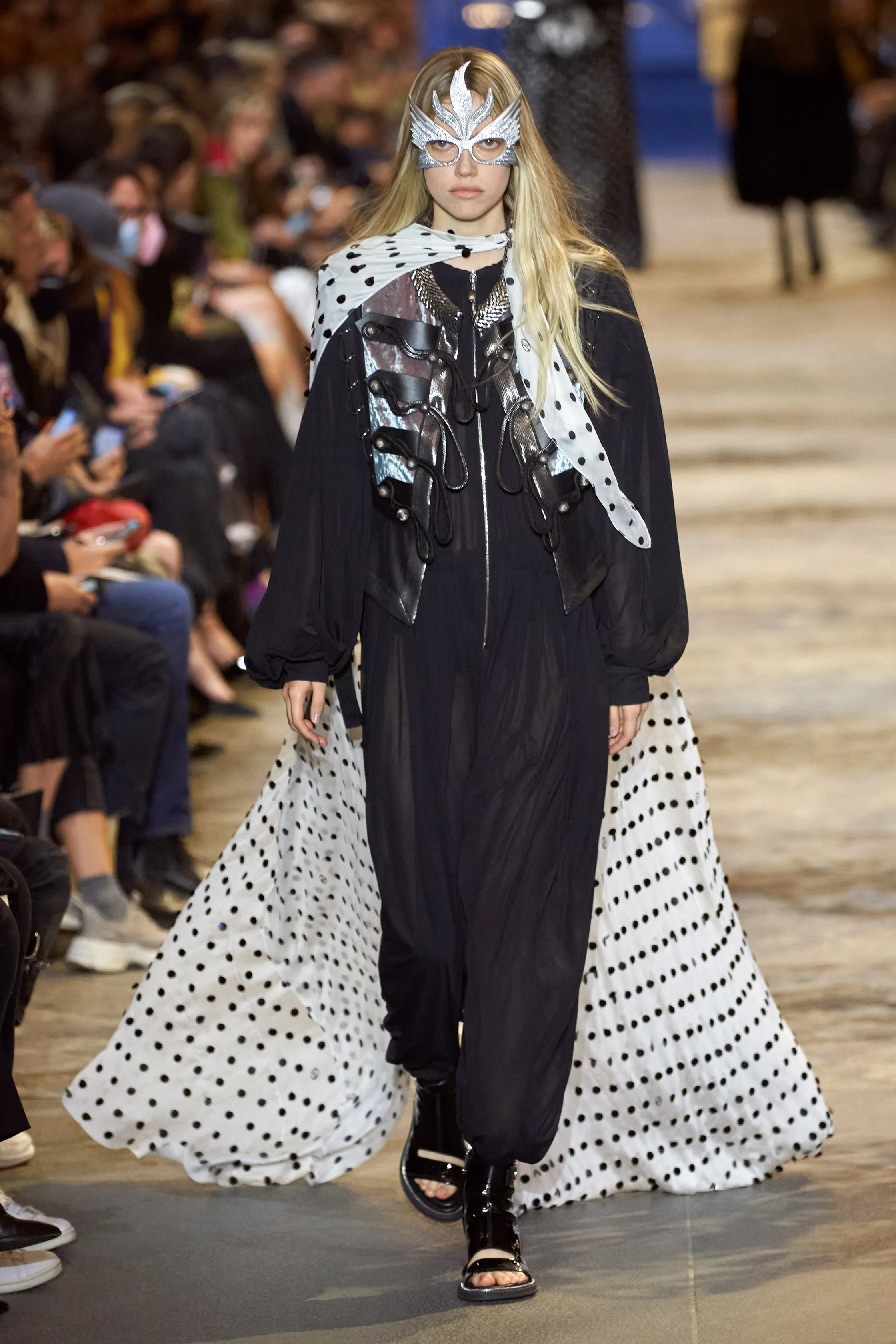 路易威登Louis Vuitton(LV)2022春夏系列女裝,披肩式的時尚