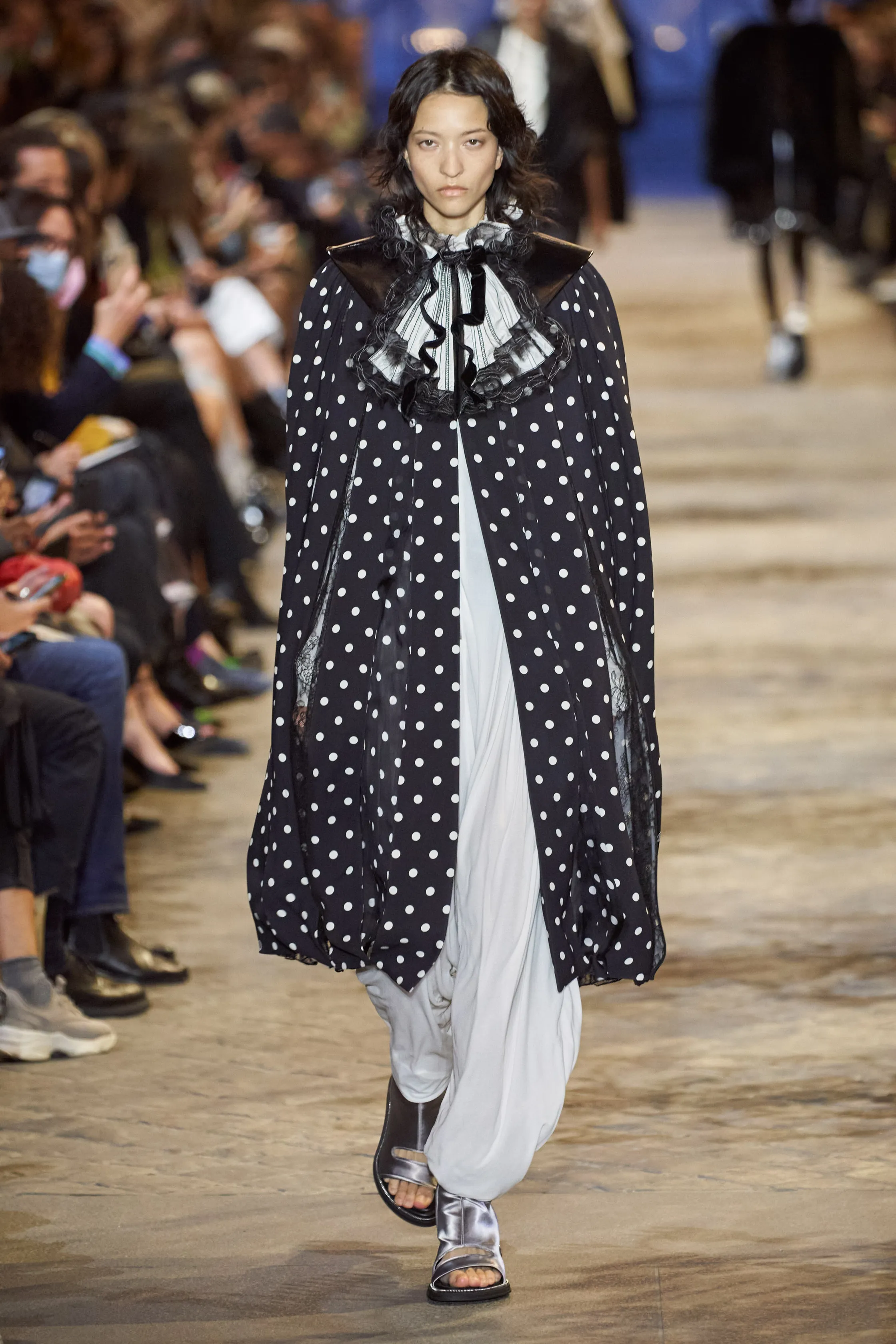 路易威登Louis Vuitton(LV)2022春夏系列女裝,披肩式的時尚