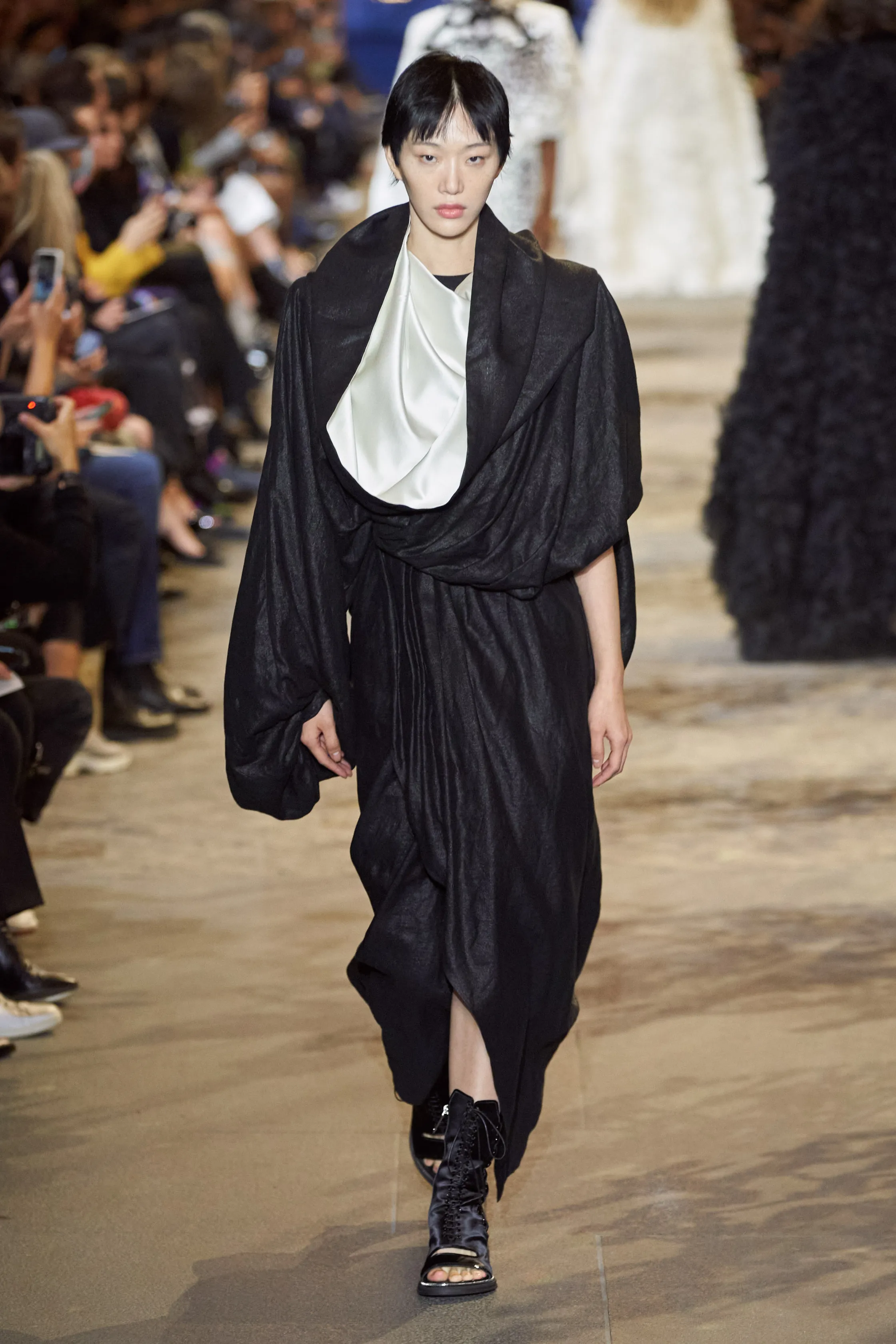 路易威登Louis Vuitton(LV)2022春夏系列女裝,披肩式的時尚