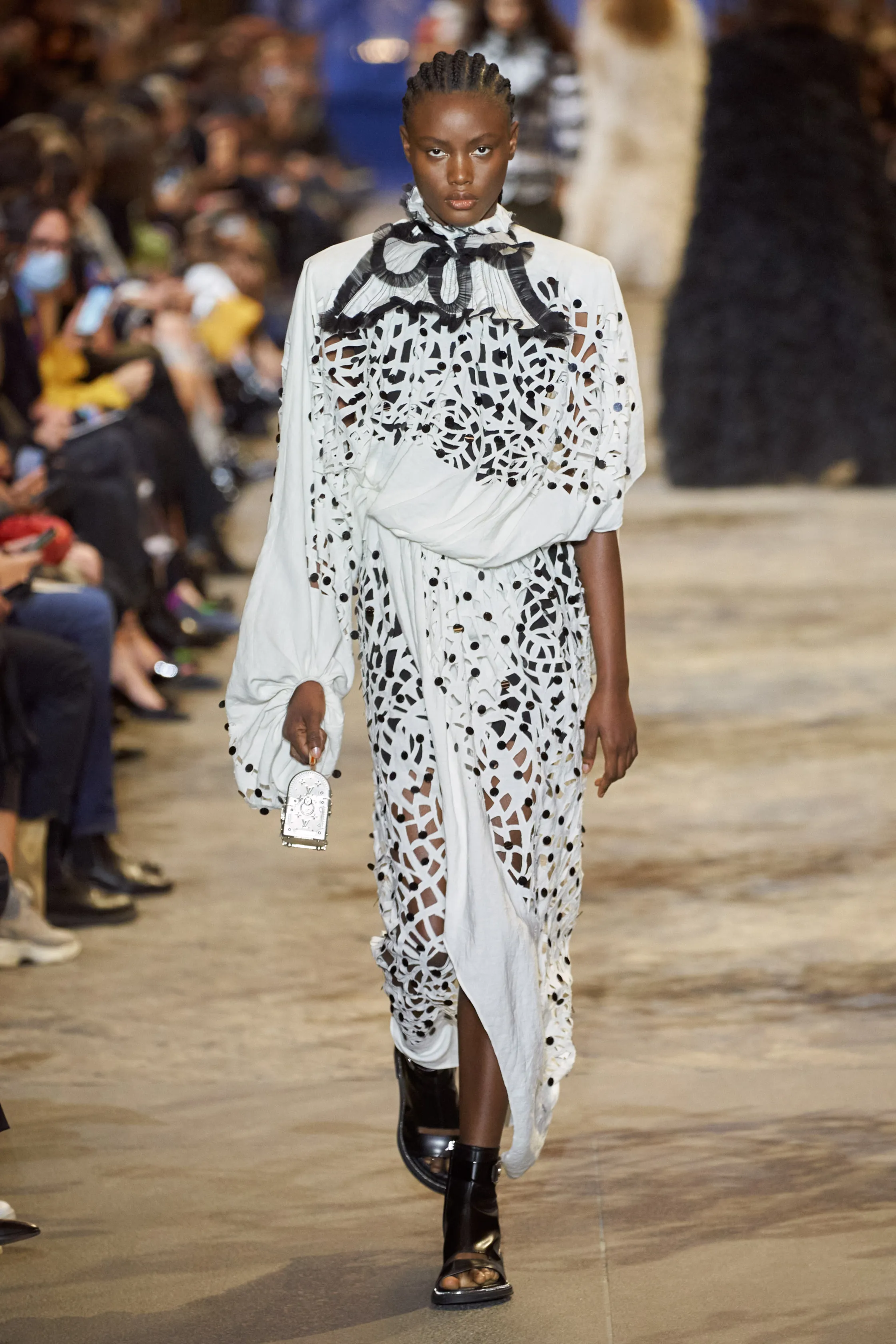 路易威登Louis Vuitton(LV)2022春夏系列女裝,披肩式的時尚