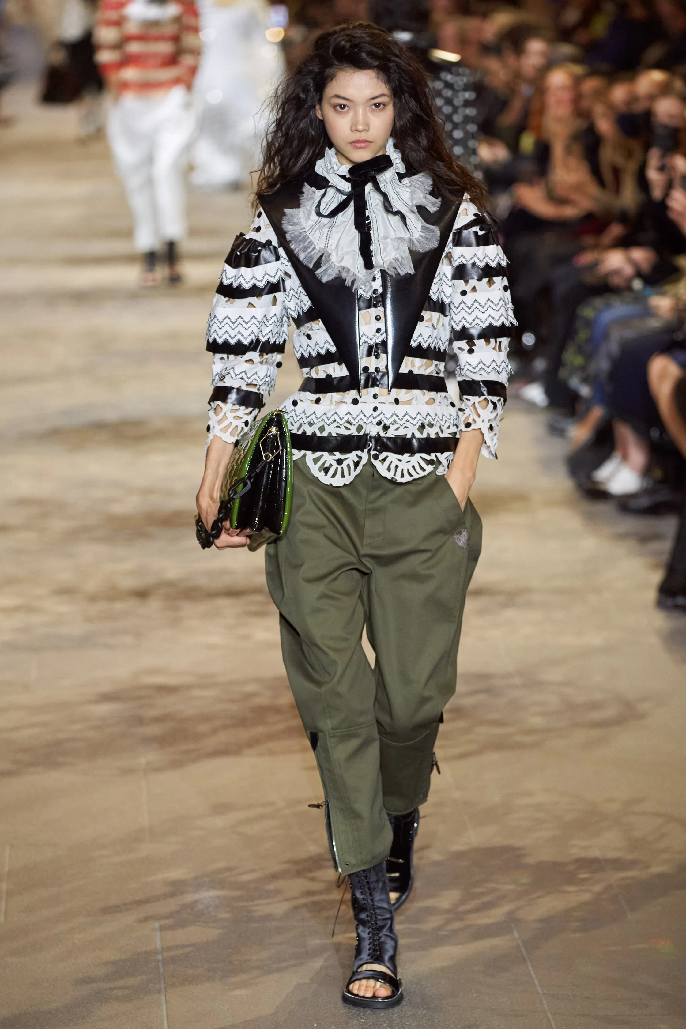 路易威登Louis Vuitton(LV)2022春夏系列女裝,披肩式的時尚