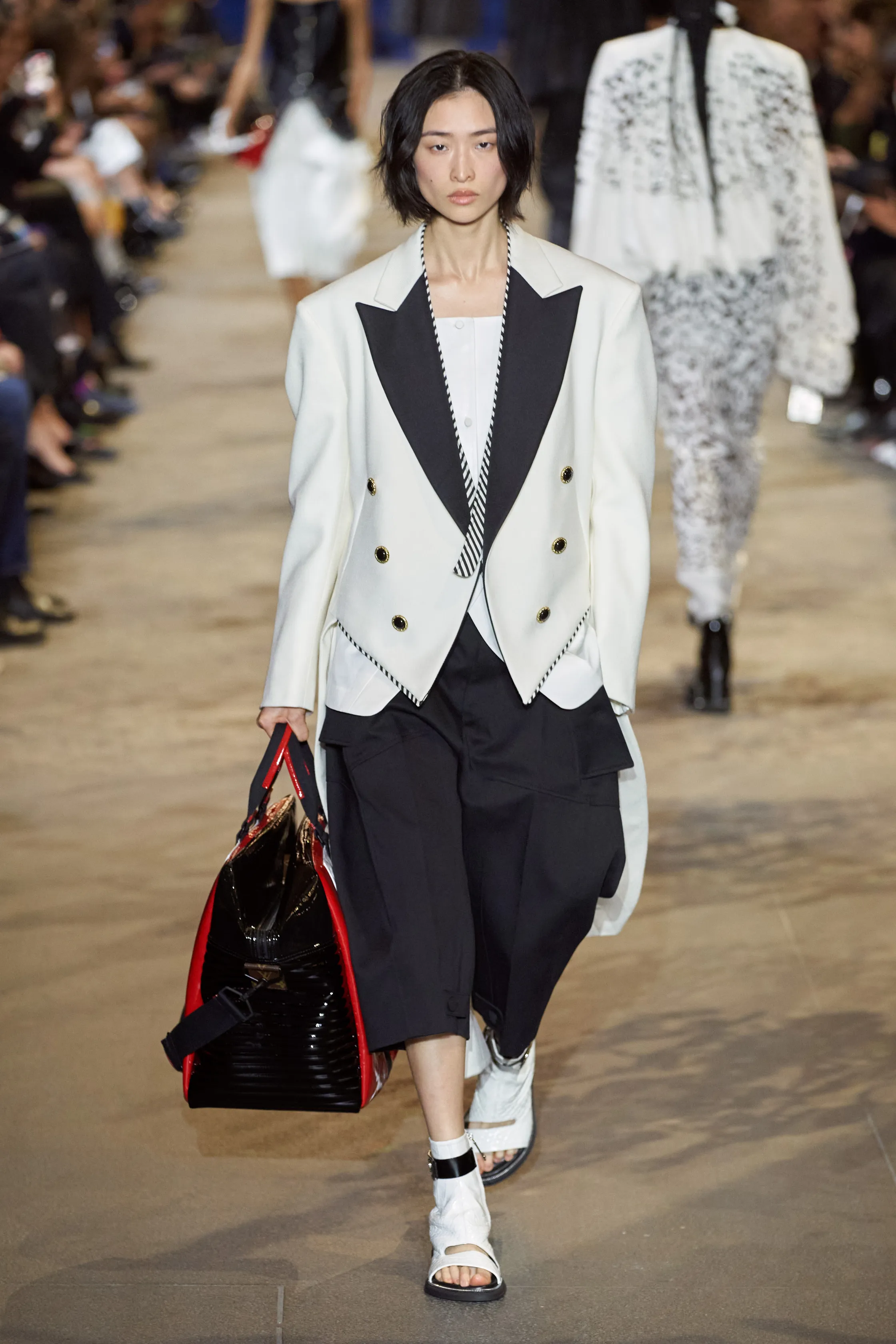路易威登Louis Vuitton(LV)2022春夏系列女裝,披肩式的時尚