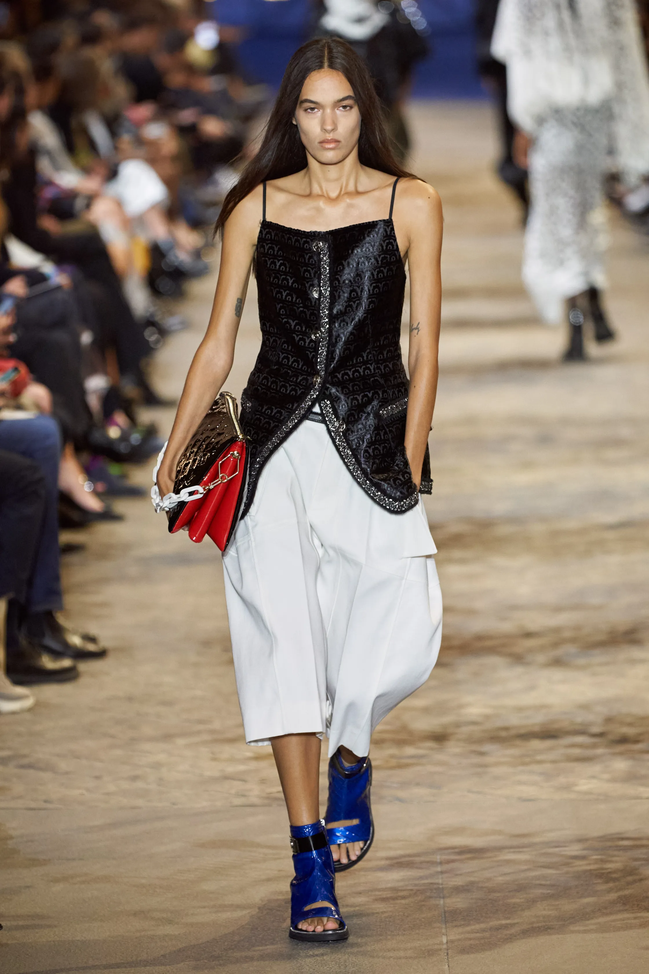 路易威登Louis Vuitton(LV)2022春夏系列女裝,披肩式的時尚