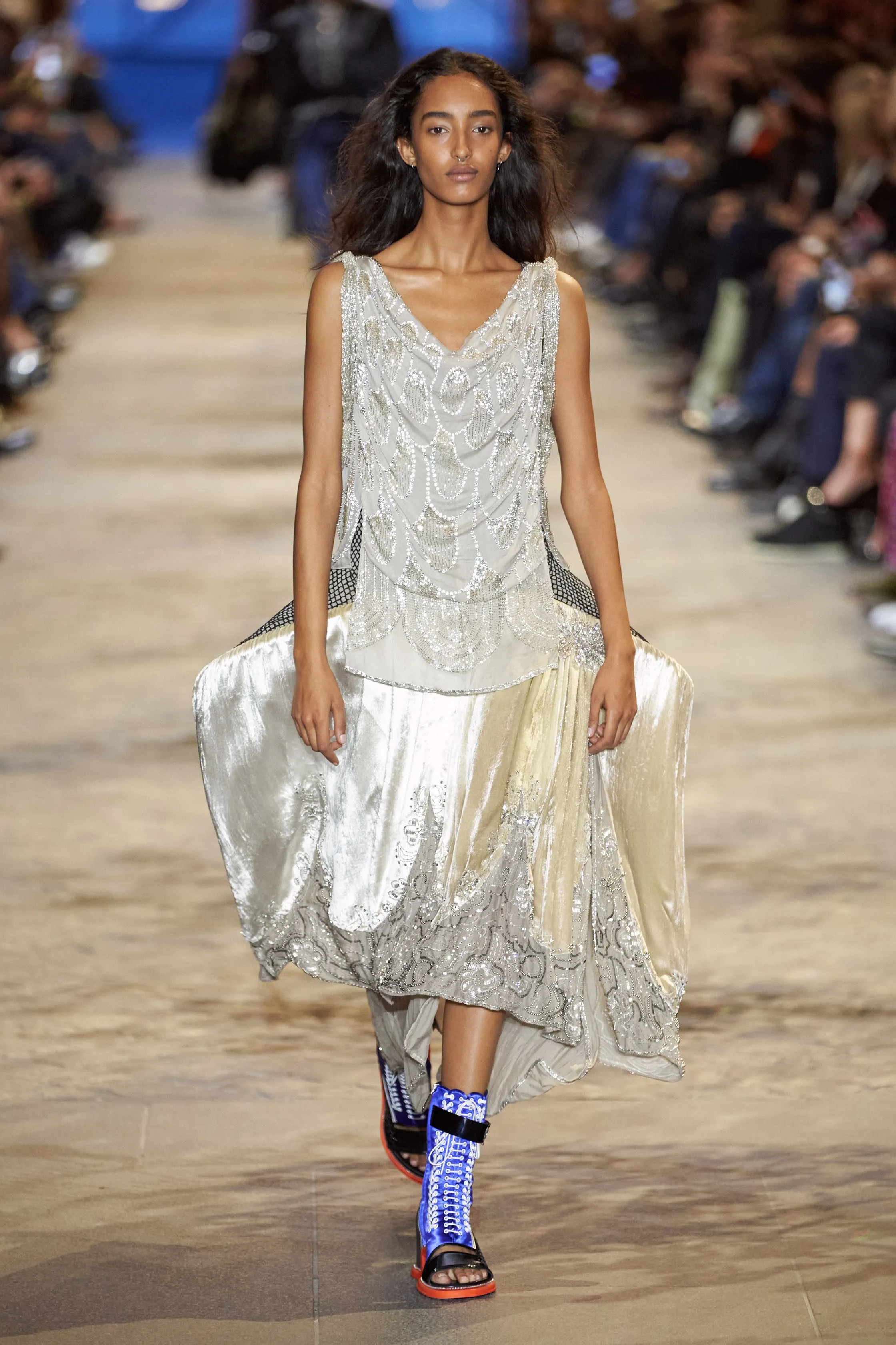 路易威登Louis Vuitton(LV)2022春夏系列女裝,披肩式的時尚