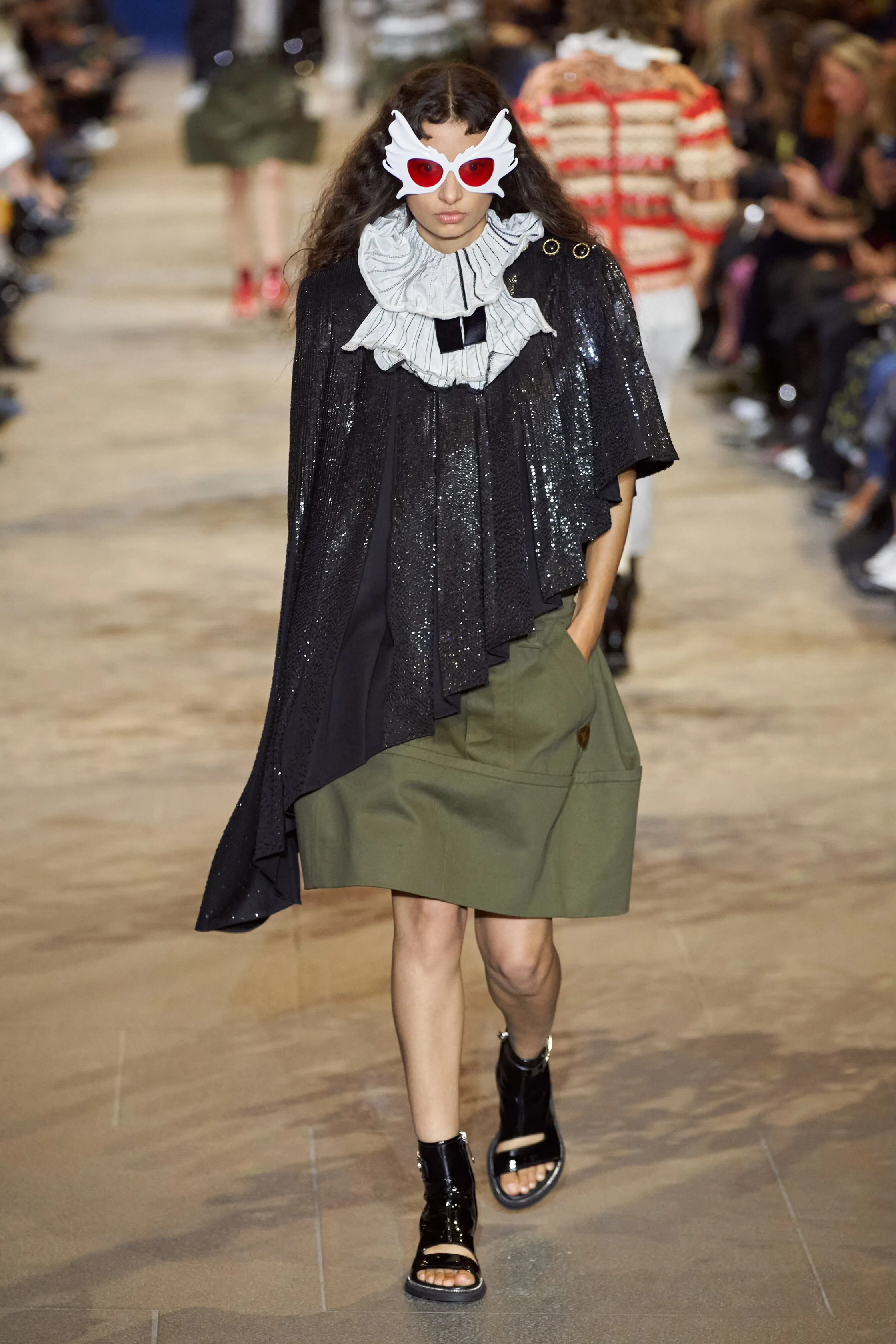 路易威登Louis Vuitton(LV)2022春夏系列女裝,披肩式的時尚
