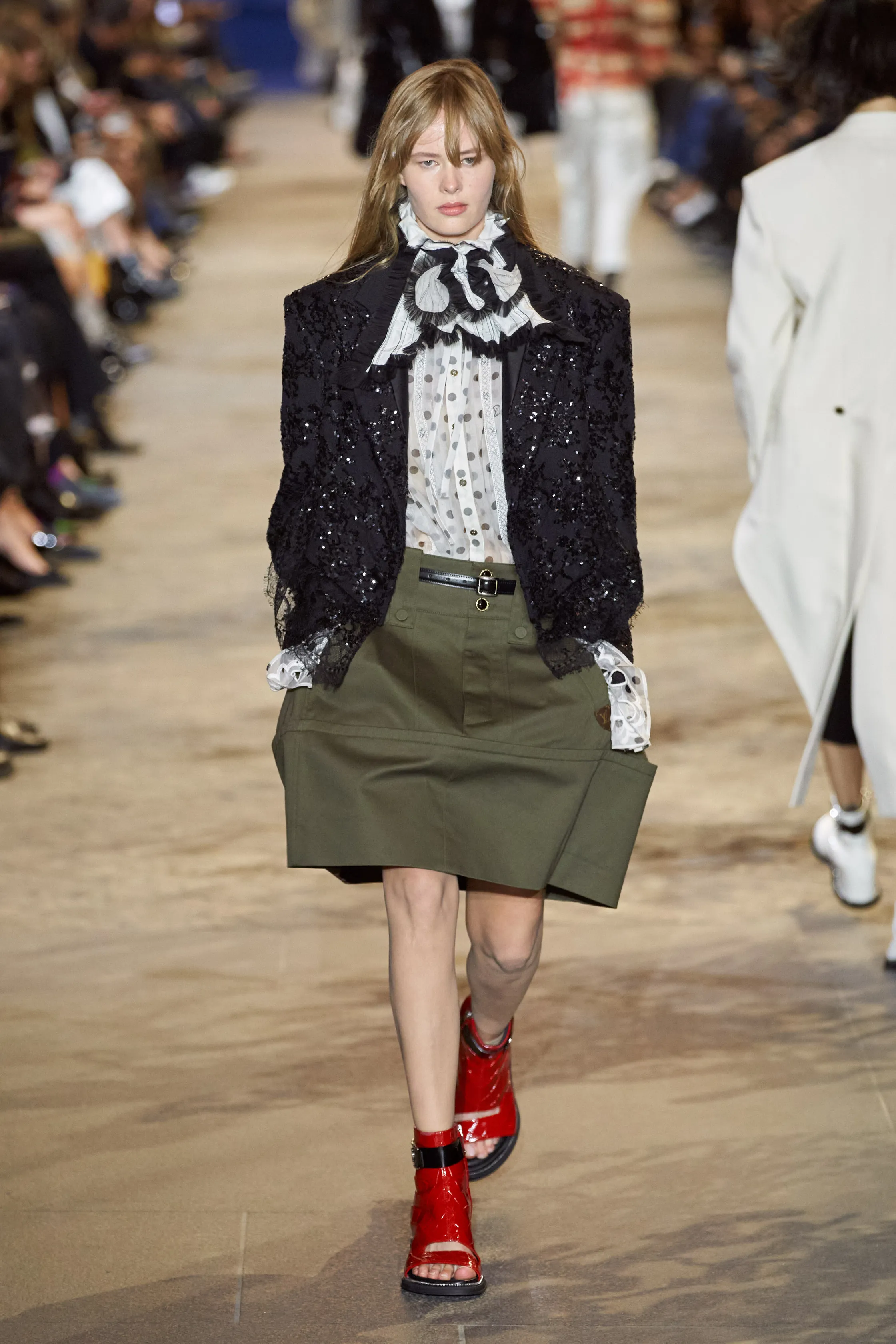 路易威登Louis Vuitton(LV)2022春夏系列女裝,披肩式的時尚
