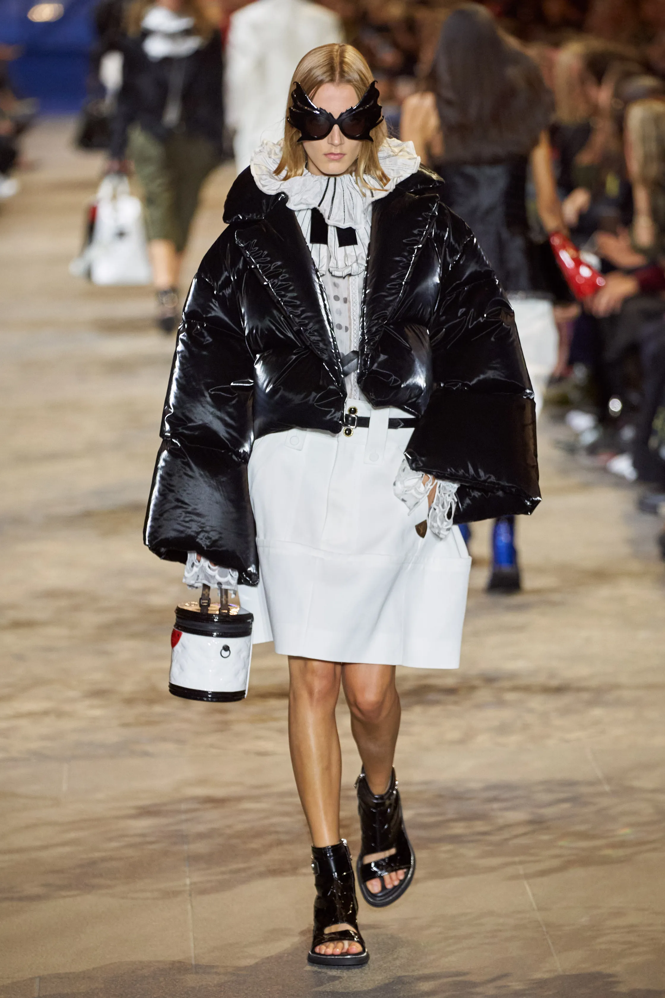 路易威登Louis Vuitton(LV)2022春夏系列女裝,披肩式的時尚
