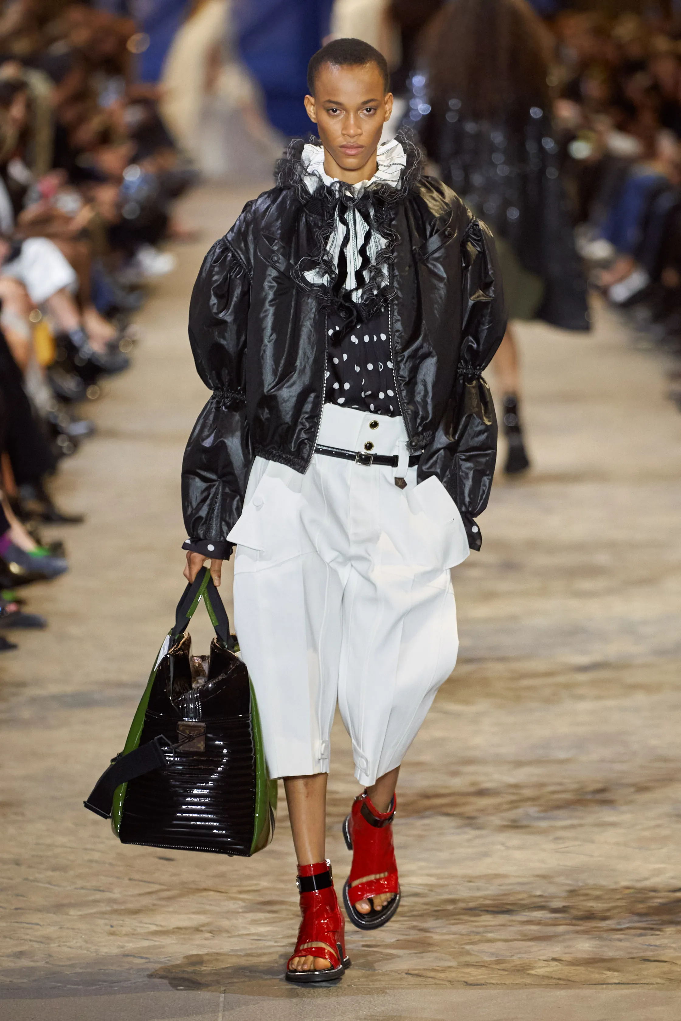 路易威登Louis Vuitton(LV)2022春夏系列女裝,披肩式的時尚