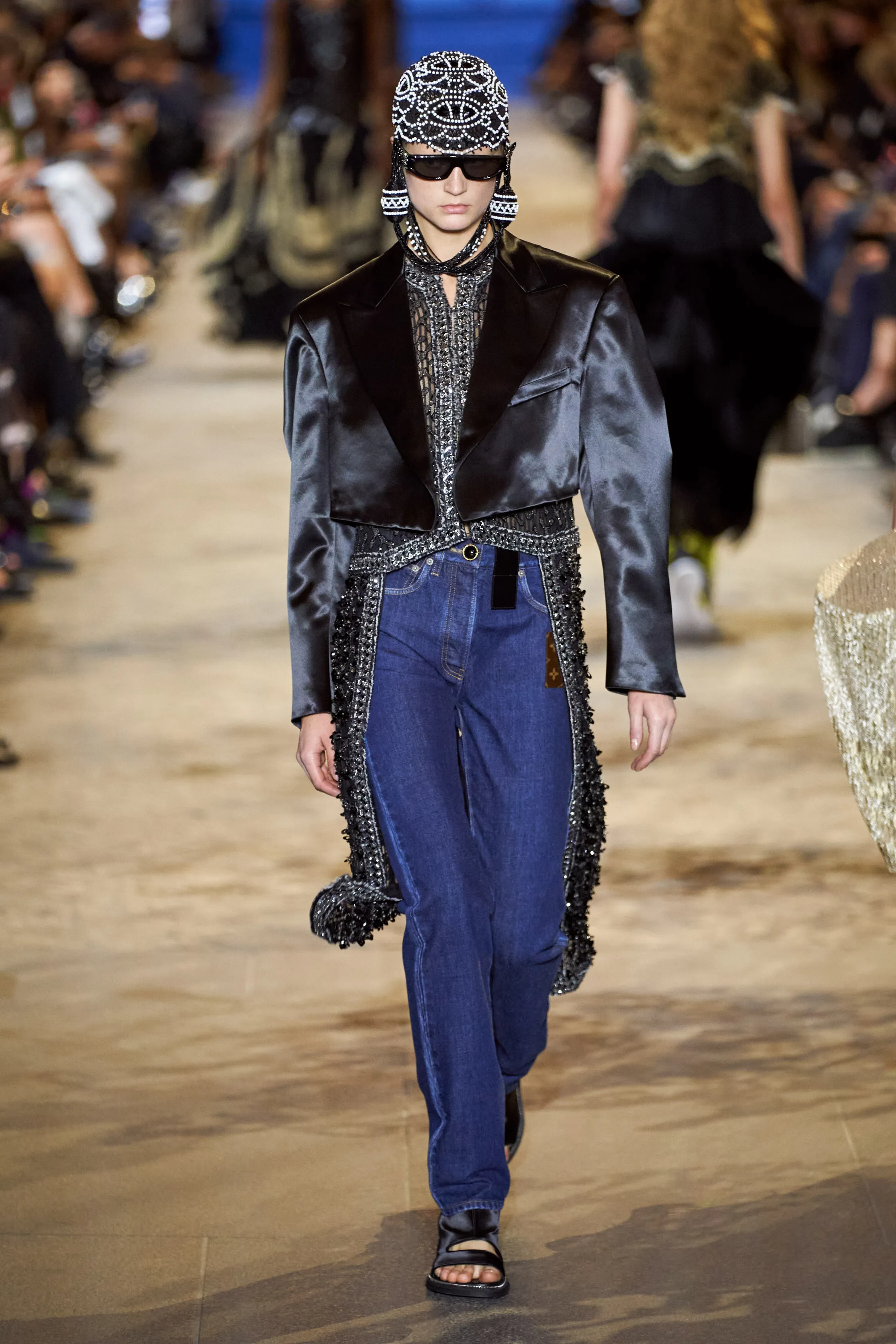 路易威登Louis Vuitton(LV)2022春夏系列女裝,披肩式的時尚