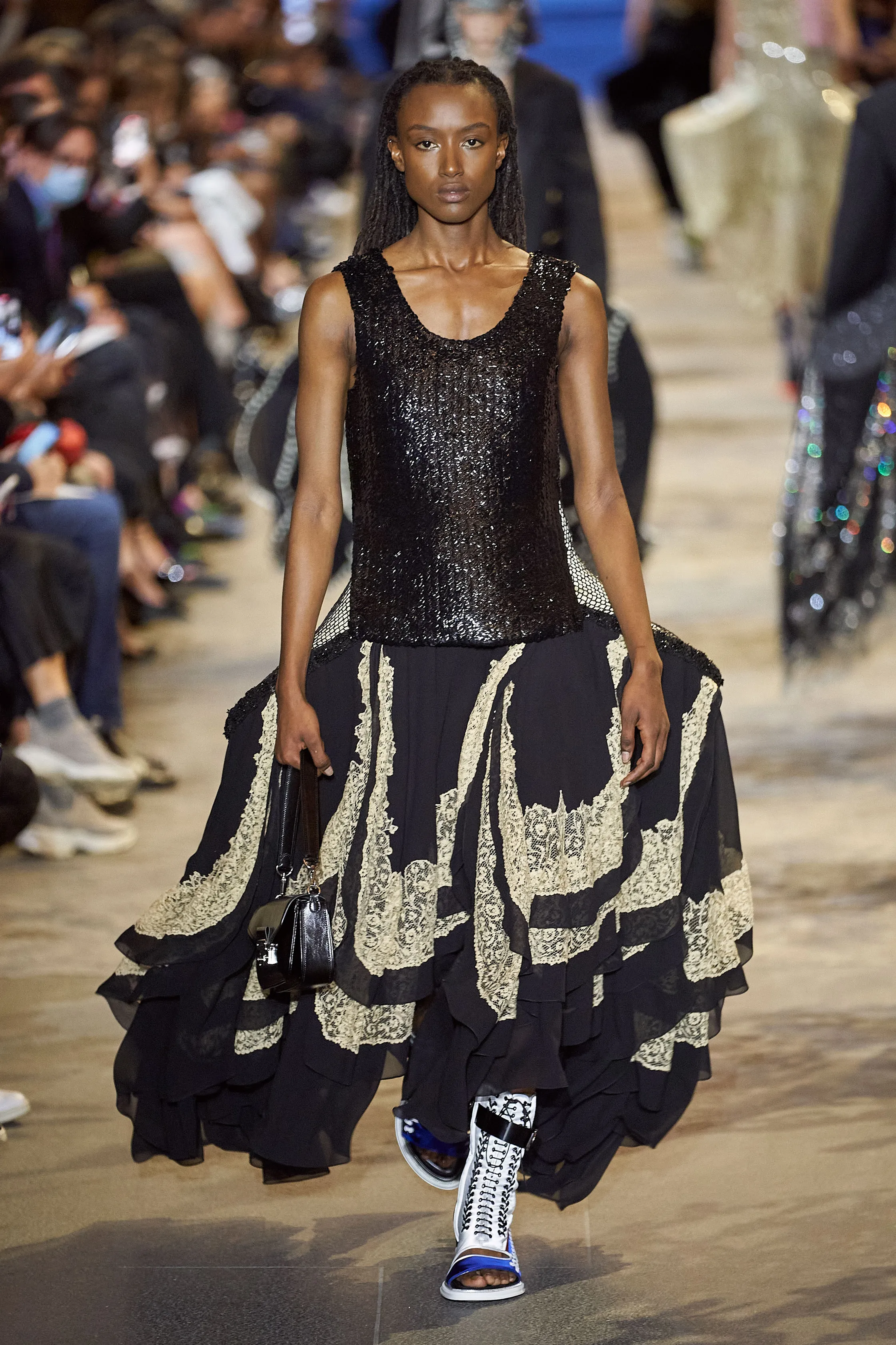 路易威登Louis Vuitton(LV)2022春夏系列女裝,披肩式的時尚