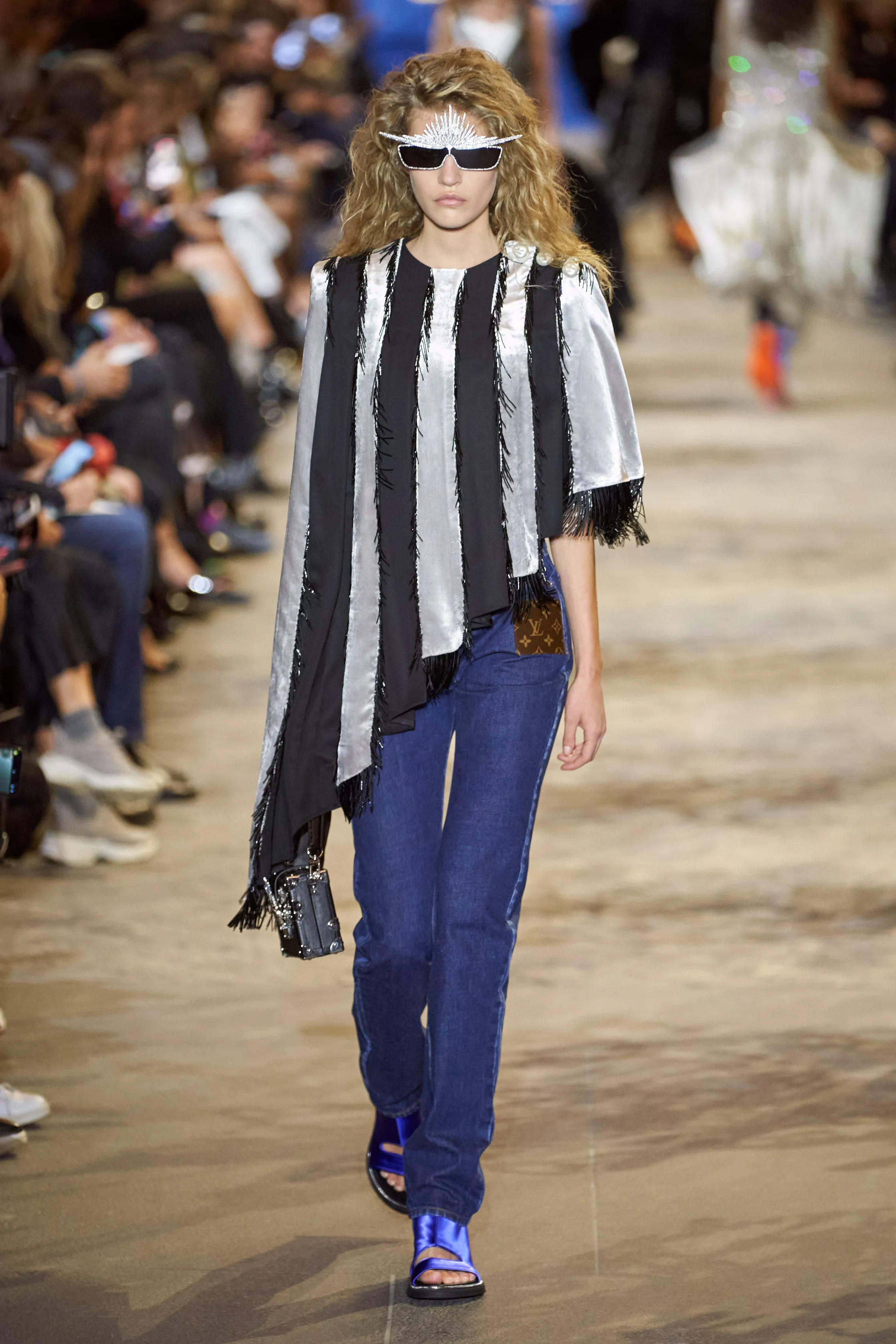 路易威登Louis Vuitton(LV)2022春夏系列女裝,披肩式的時尚