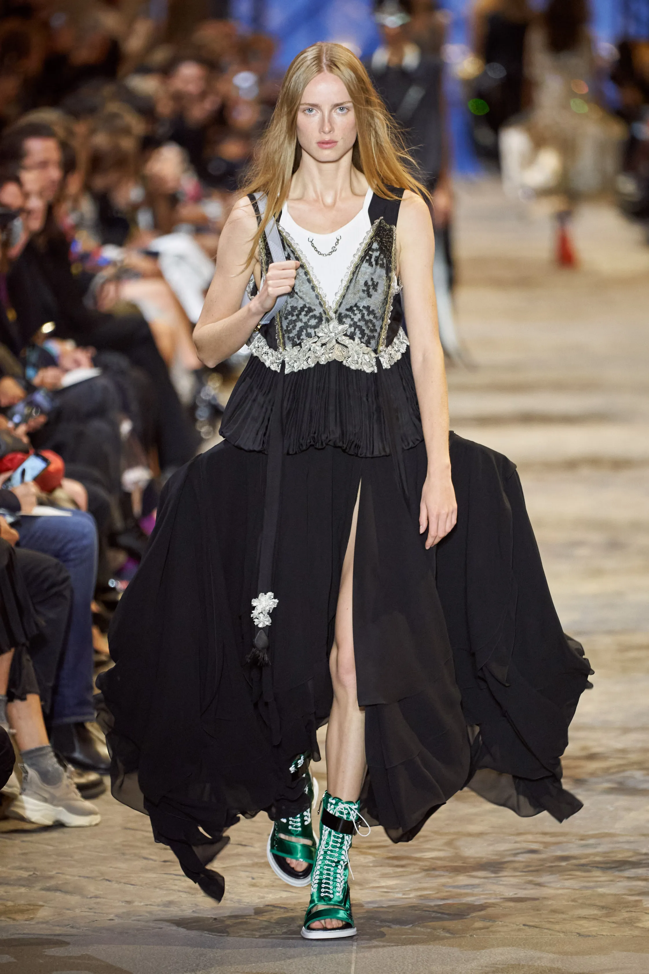 路易威登Louis Vuitton(LV)2022春夏系列女裝,披肩式的時尚