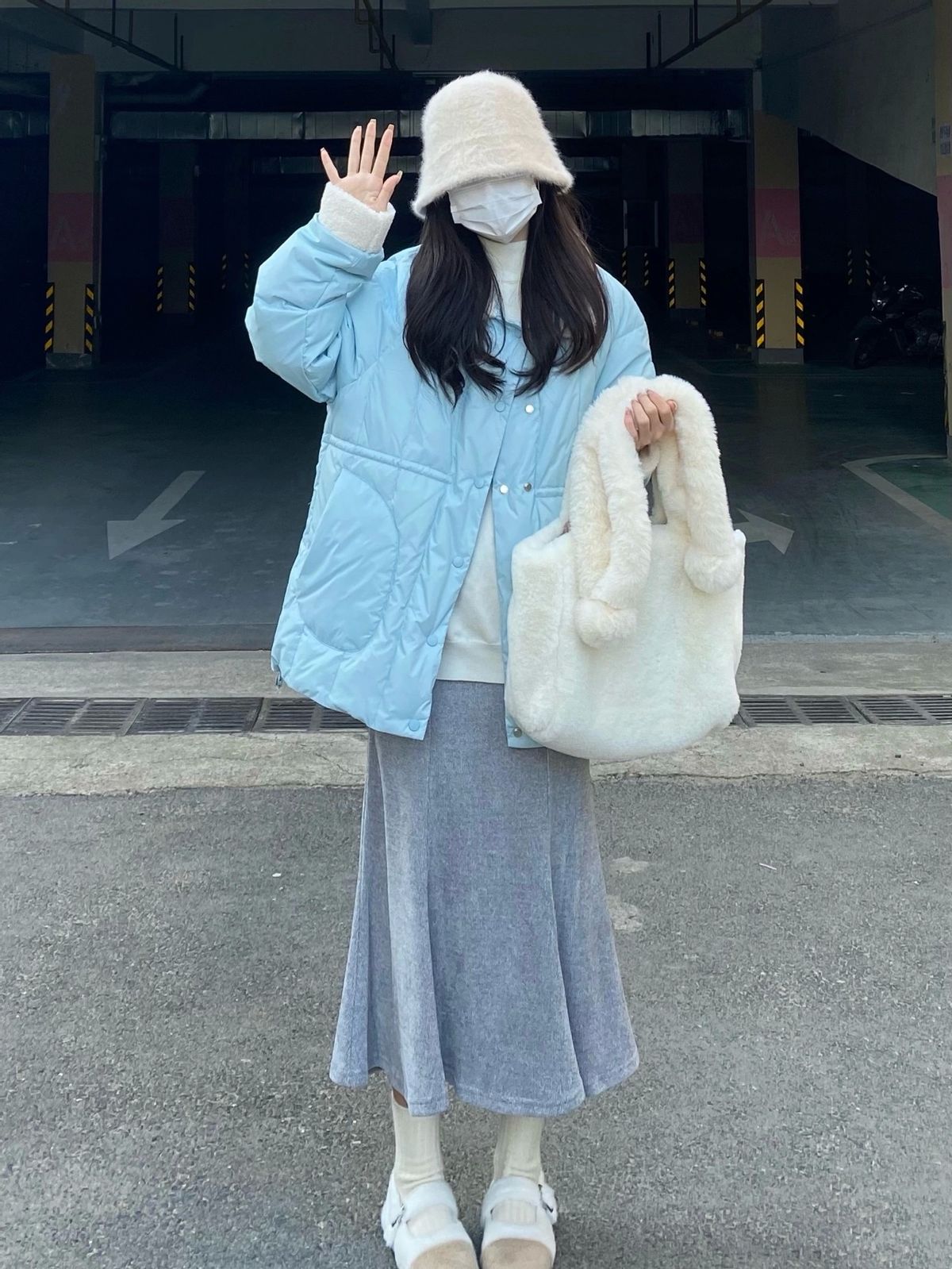 年輕女孩太會“疊穿”了，冬天造型不臃腫，普通人快跟著碼起來吧