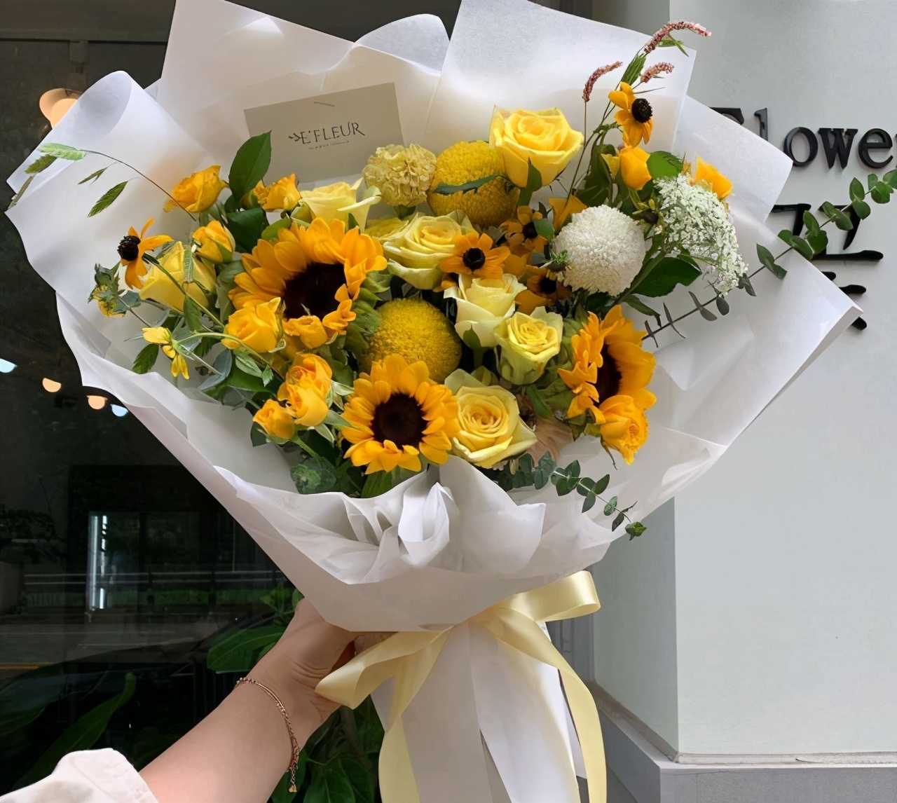 暖心句子：生活向你撒下苦難，它必會在某處撒下芬芳