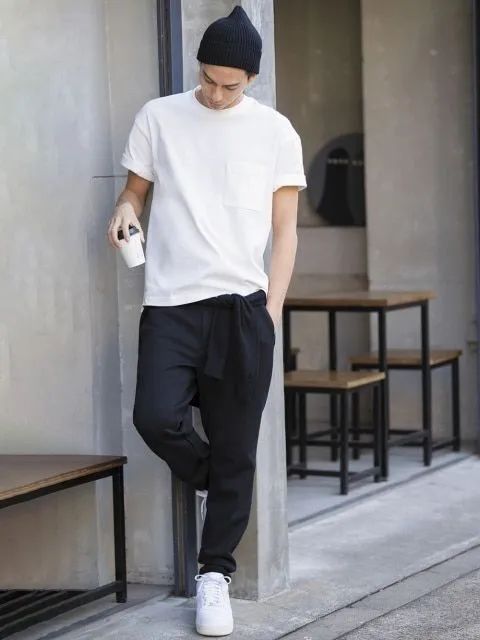 男士無論衣服再多,這3款白色單品不要錯過,這樣穿時髦又顯品位