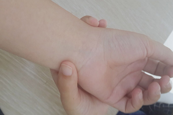 長期佩戴“銀手鐲”對身體好嗎? 越戴越黑是吸收了體內的毒素?