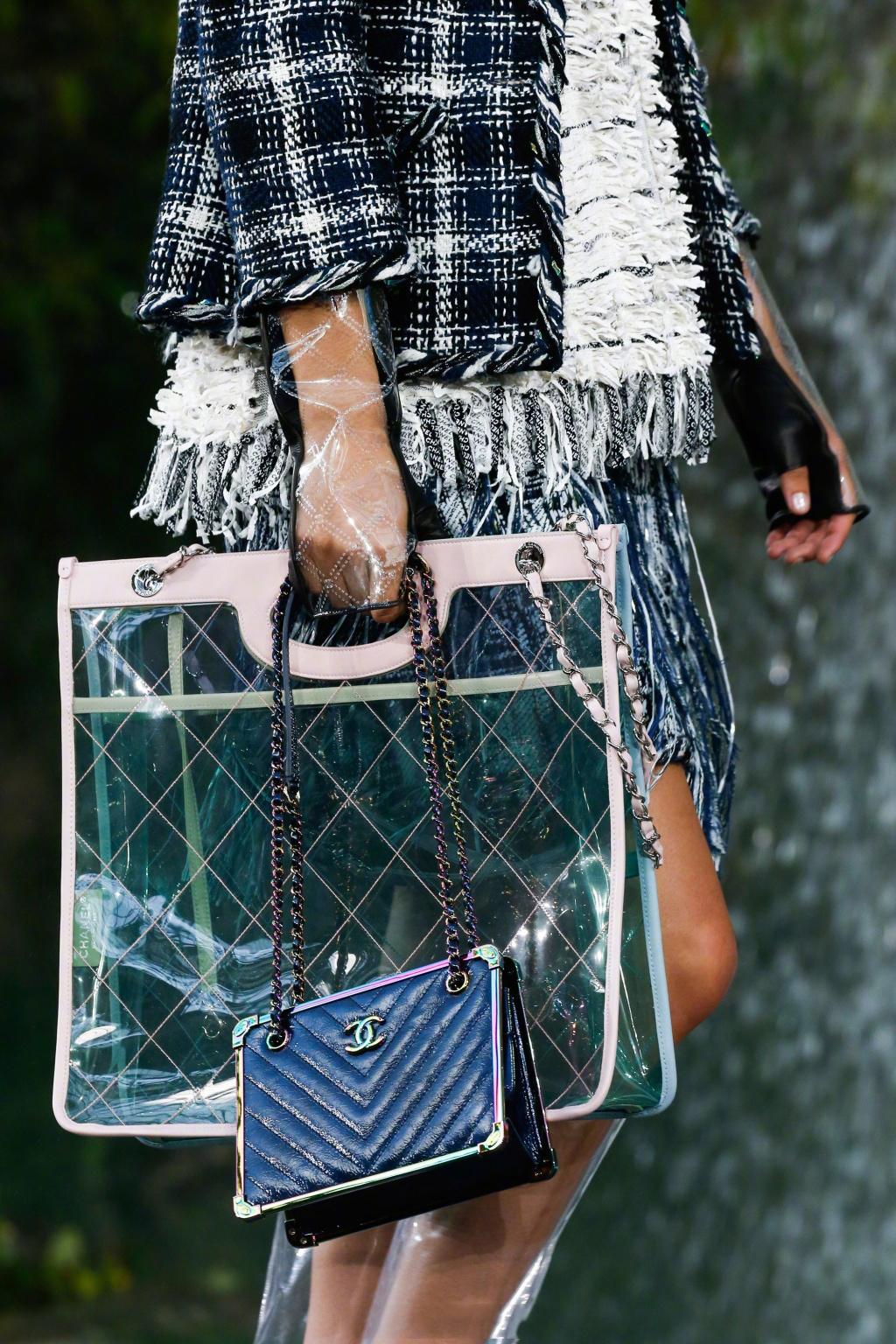 Chanel 2018 春夏配飾之PVC 包包，看到就清爽涼快系列~