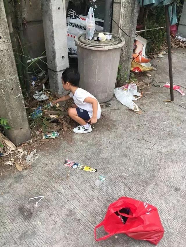 這個男孩不想上學，媽媽帶他去撿了1天垃圾！ 結果意想不到……