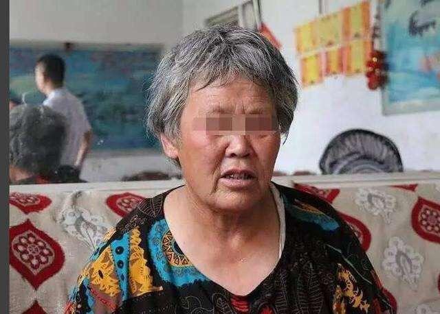 女寶寶滿月後被婆婆刮了眉毛一年後看到寶寶的變化寶媽哭了！