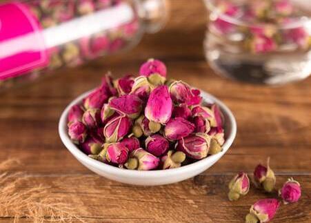 常喝玫瑰花茶好處多，玫瑰花茶搭配枸杞紅棗泡水有什麼功效作用？