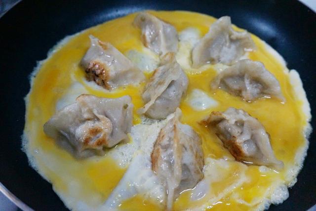 餃子新吃法，10分鐘就做好，省事又營養，小孩搶著吃