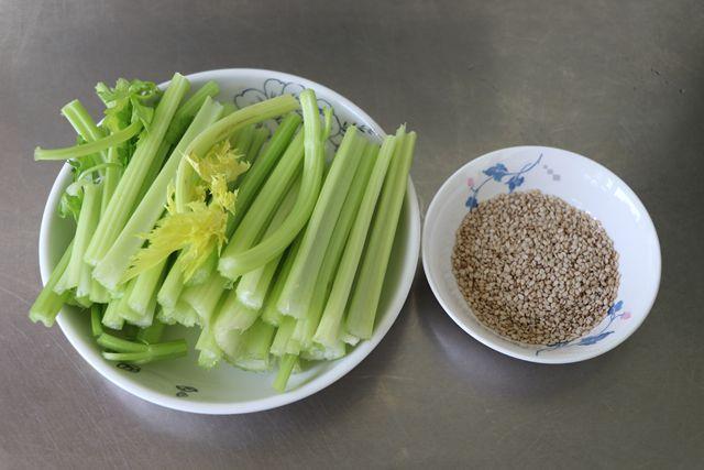 芹菜最好吃的做法，吃多少拌多少，賊過癮，挑食的人都能吃光