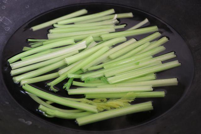 芹菜最好吃的做法，吃多少拌多少，賊過癮，挑食的人都能吃光