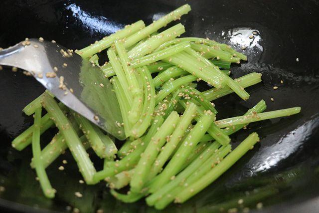 芹菜最好吃的做法，吃多少拌多少，賊過癮，挑食的人都能吃光