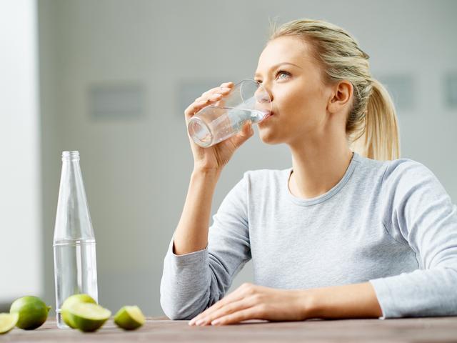 吃飯時經常喝水會怎樣？ 小心這5個後果