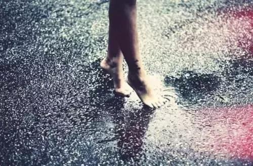 天上下雨地上滑，自己滑倒自己爬！