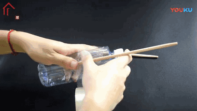 把筷子和塑料瓶綁在一起，解決了許多家庭的大難題，省錢又實用