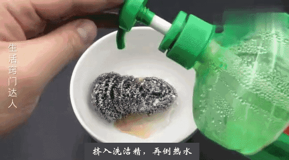 舊鋼絲球穿一根繩子，放在衛生間，作用可就厲害了！