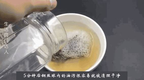 舊鋼絲球穿一根繩子，放在衛生間，作用可就厲害了！