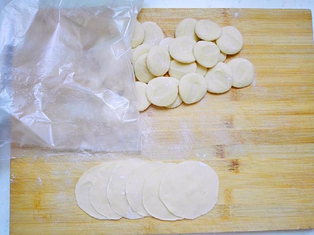 掌握這2點，做出的餃子皮，薄透堅韌還煮不破，做法很簡單