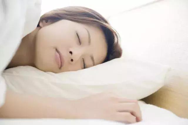 一個電吹風能治7種病！ 失眠、感冒都用它，只吹頭髮太浪費……